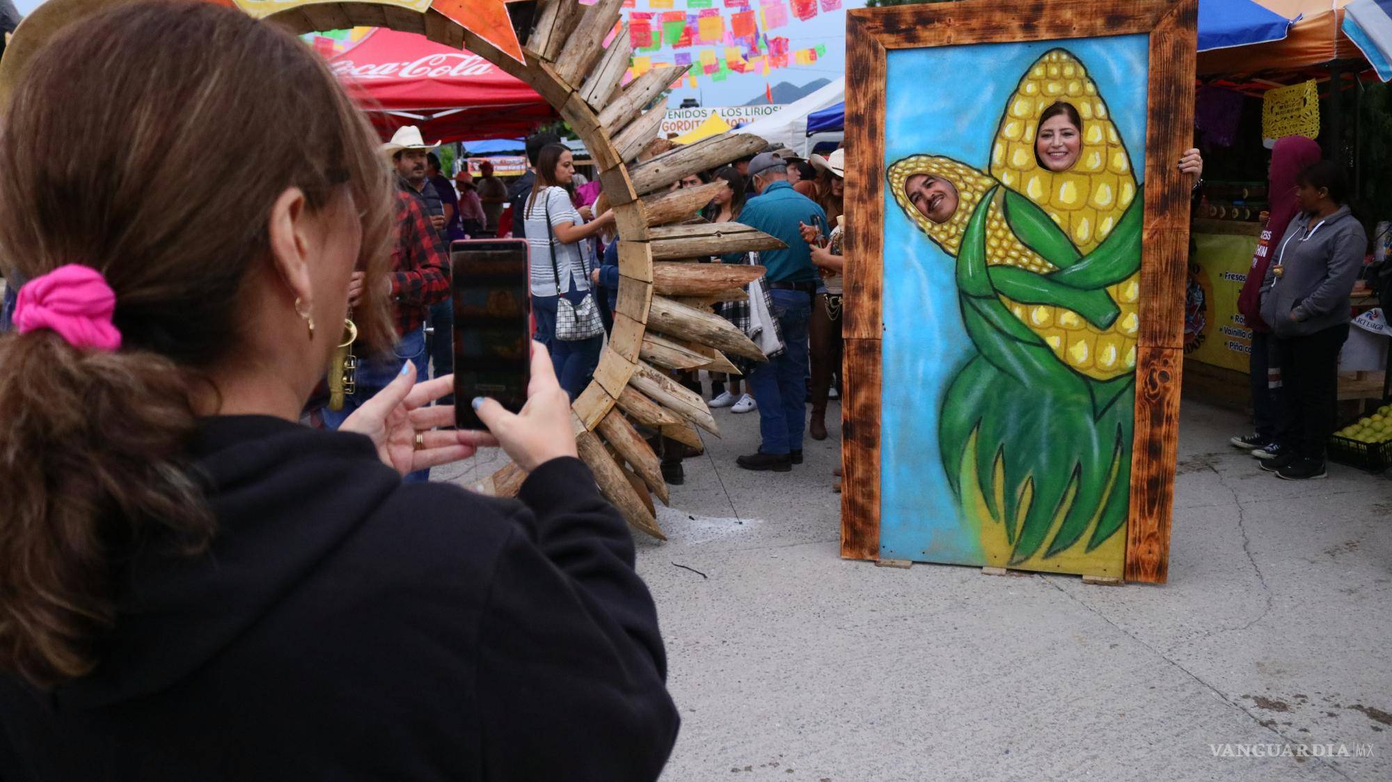 $!Turistas y locales disfrutaron de la Feria del Elote, que se extendió hasta pasada la medianoche.