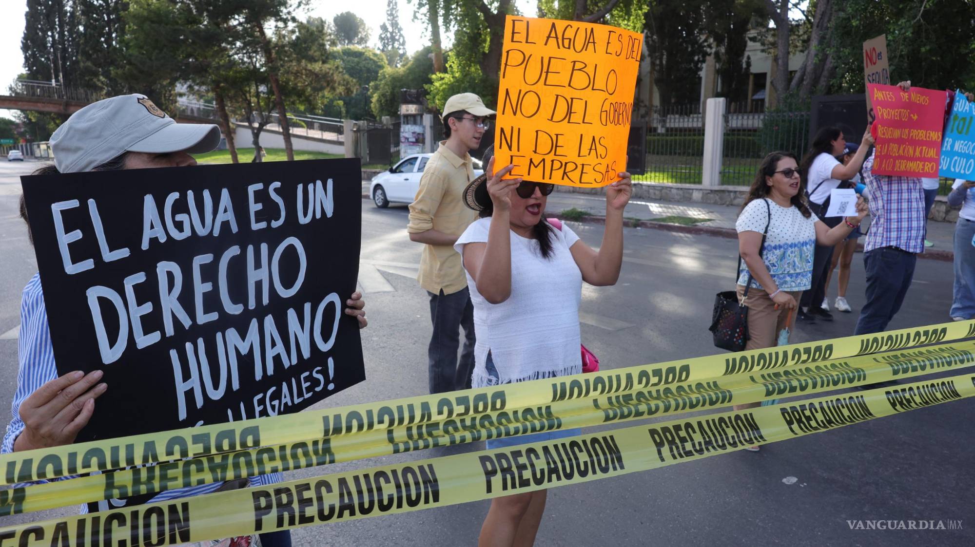 $!Manifestantes advierten que Saltillo enfrenta una crisis hídrica mientras crecen los permisos industriales.