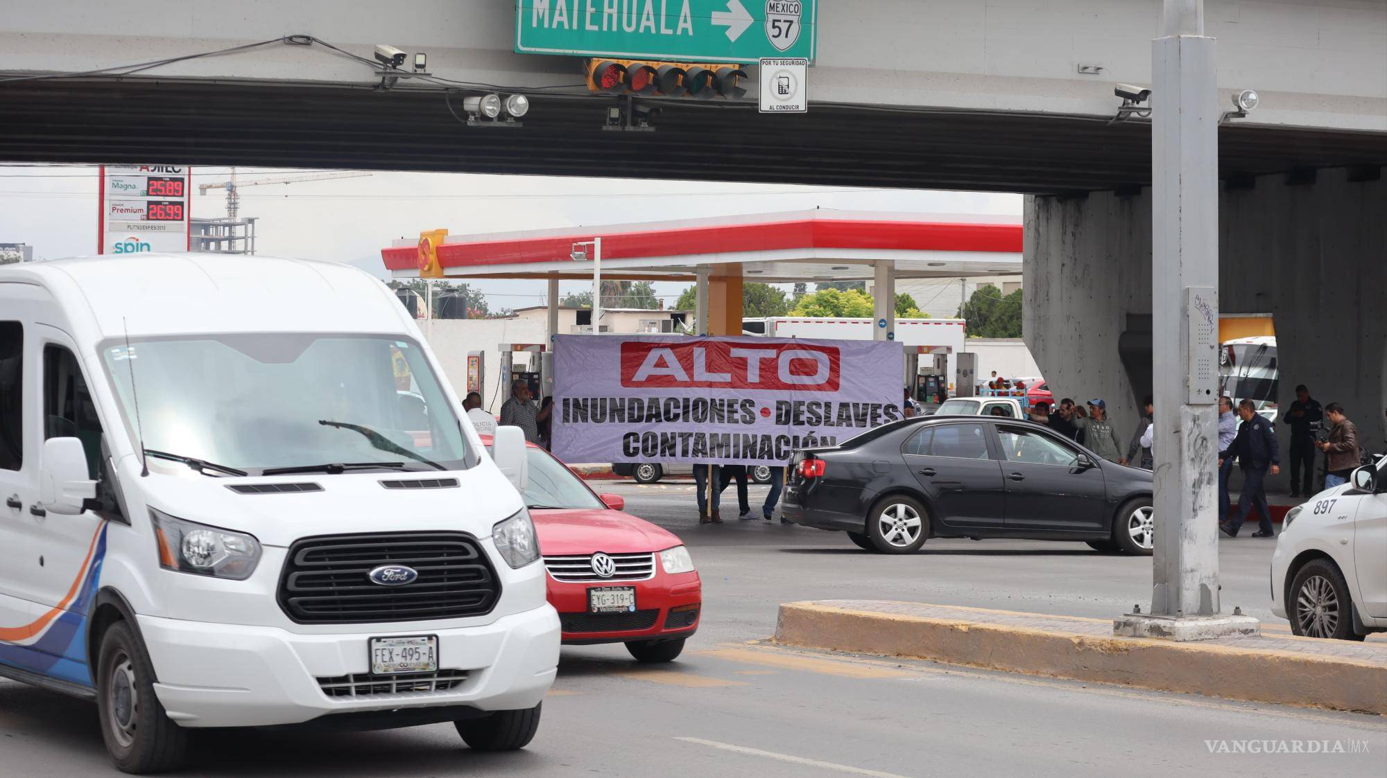 $!Manifestantes en el Venustiano Carranza exigen soluciones a las inundaciones.