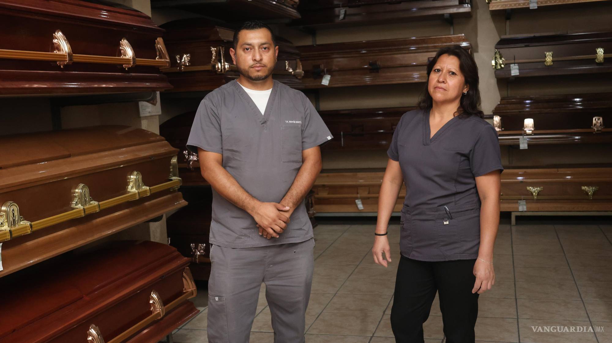 $!Martín y Mary, colegas en Funerarias Martínez, han encontrado en este oficio una manera de aminorar el sufrimiento de las familias. Ambos coinciden en que lo más difícil es preparar cuerpos de niños o personas que se suicidan.