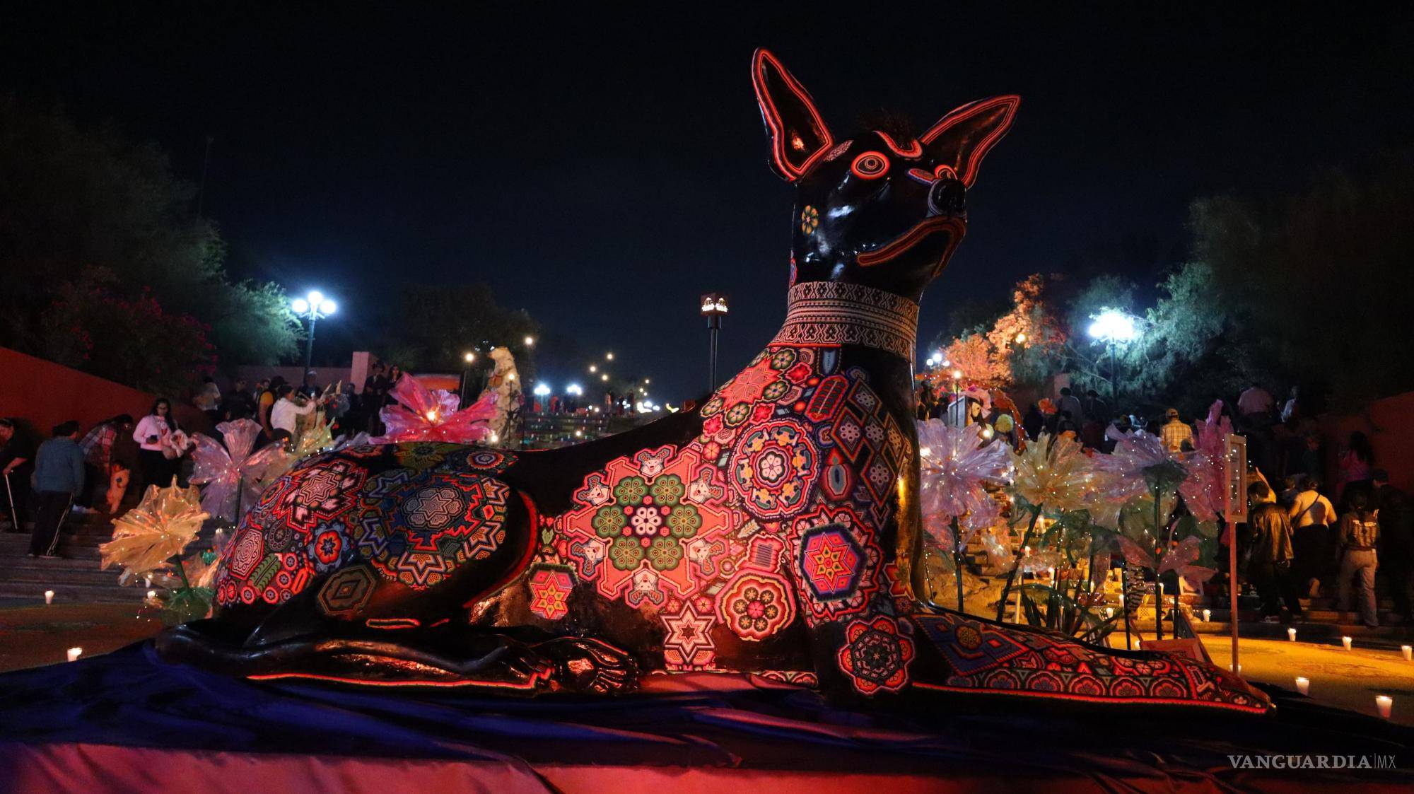 $!En el mega altar de muertos, se reconoció la creatividad de los participantes y su compromiso por preservar la tradición.