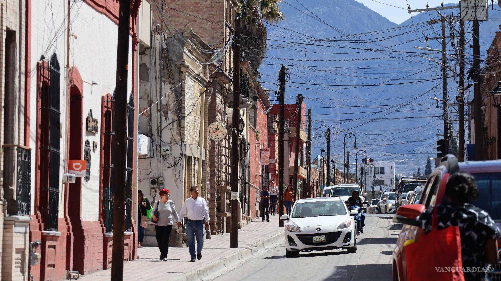 $!En pocos metros existe un sinfín de postes con kilómetros de cable colgando.