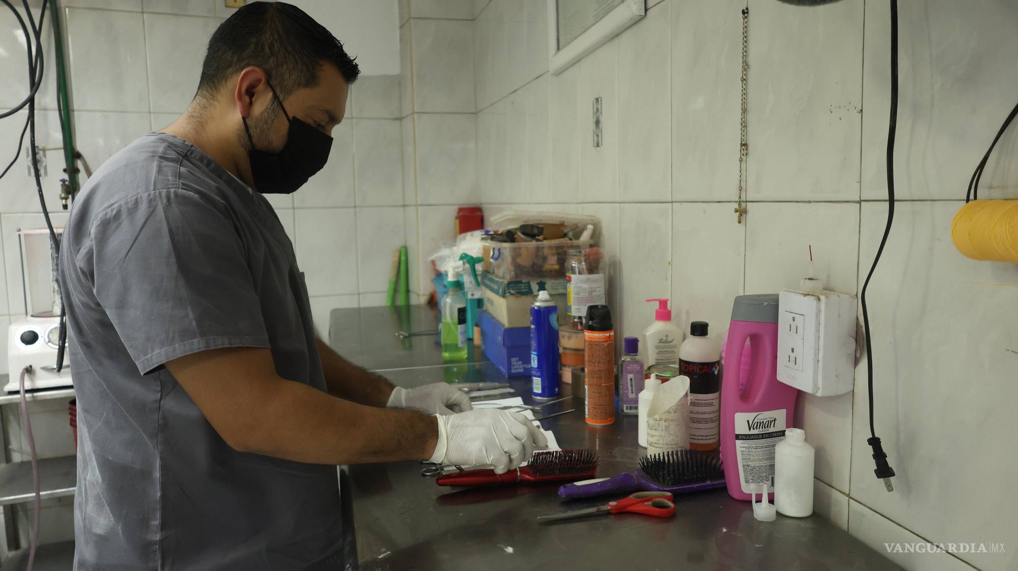 $!El instrumental de los embalsamadores convive con productos de higiene cotidiana. Lo bañan, lo visten, lo peinan, a veces lo rasuran. Todo esto además de los procesos químicos de conservación.