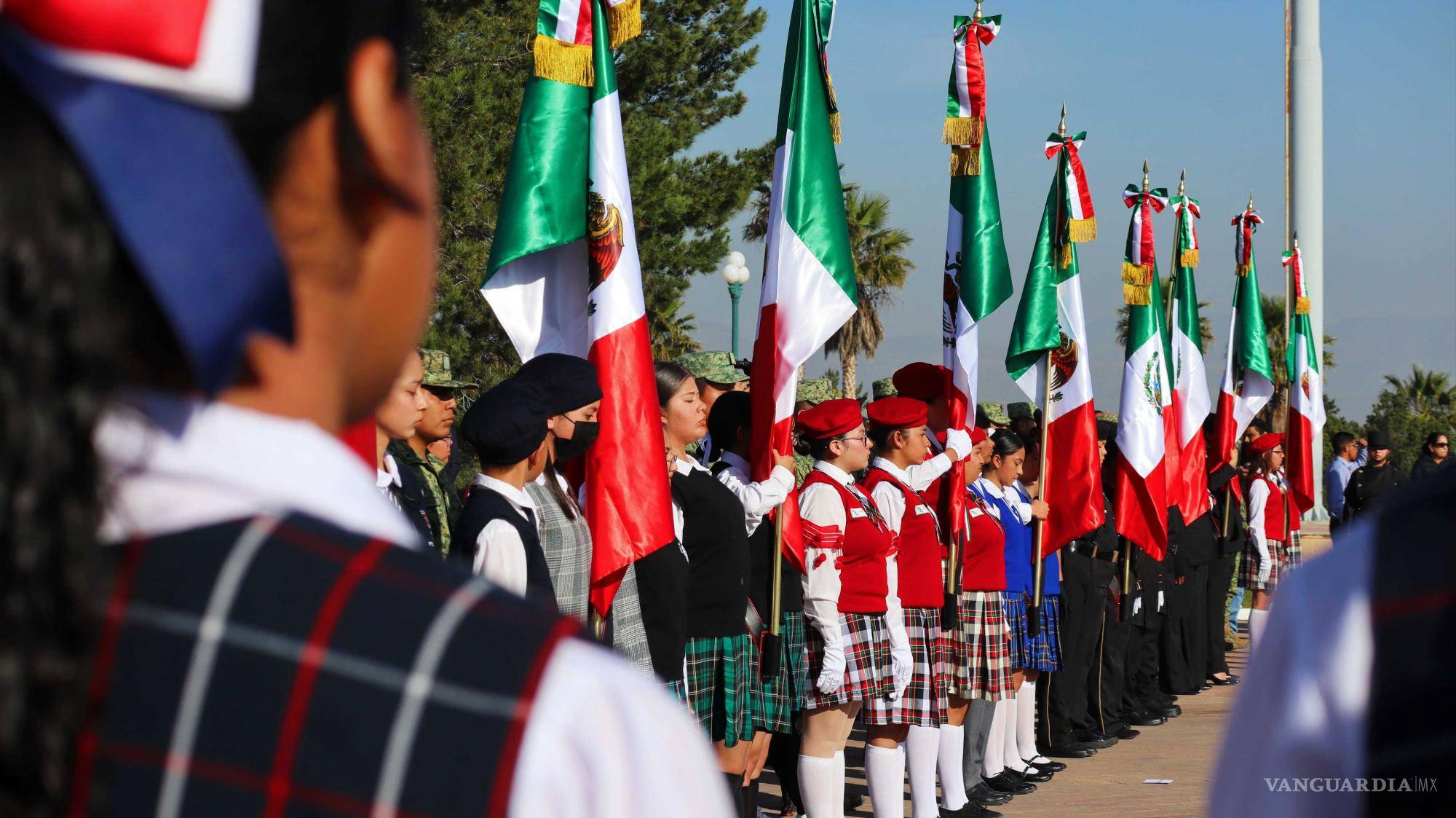 $!Escoltas de diferentes primarias y secundarias reciben banderas en reconocimiento a su compromiso y disciplina.