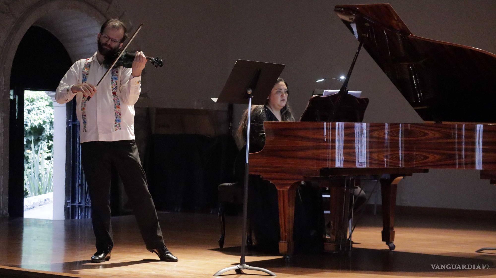 $!En la segunda pieza de la noche estuvo acompañado por la maestra Ericka González.