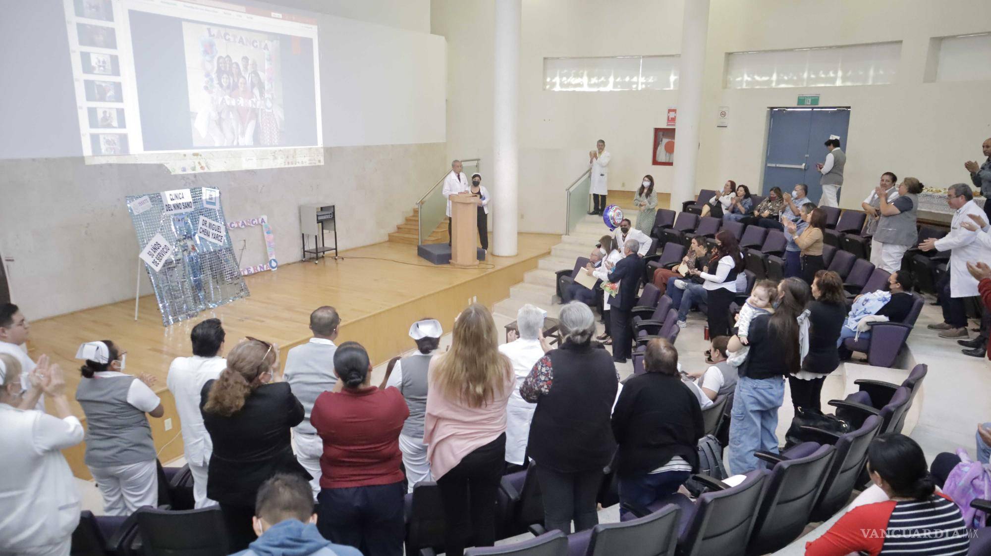 $!La directora del Hospital General del ISSSTE en Saltillo le dedicó unas palabras en el homenaje realizado al doctor Chena.