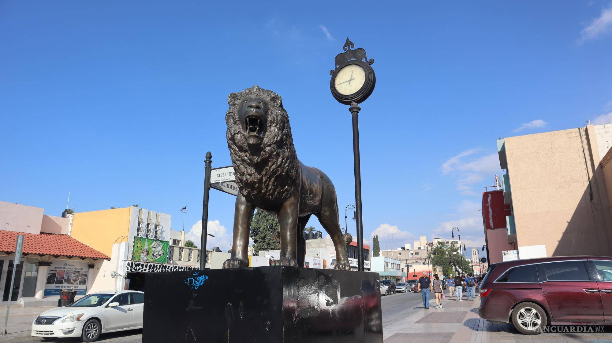 $!Leones reinstalados en la calle Victoria.