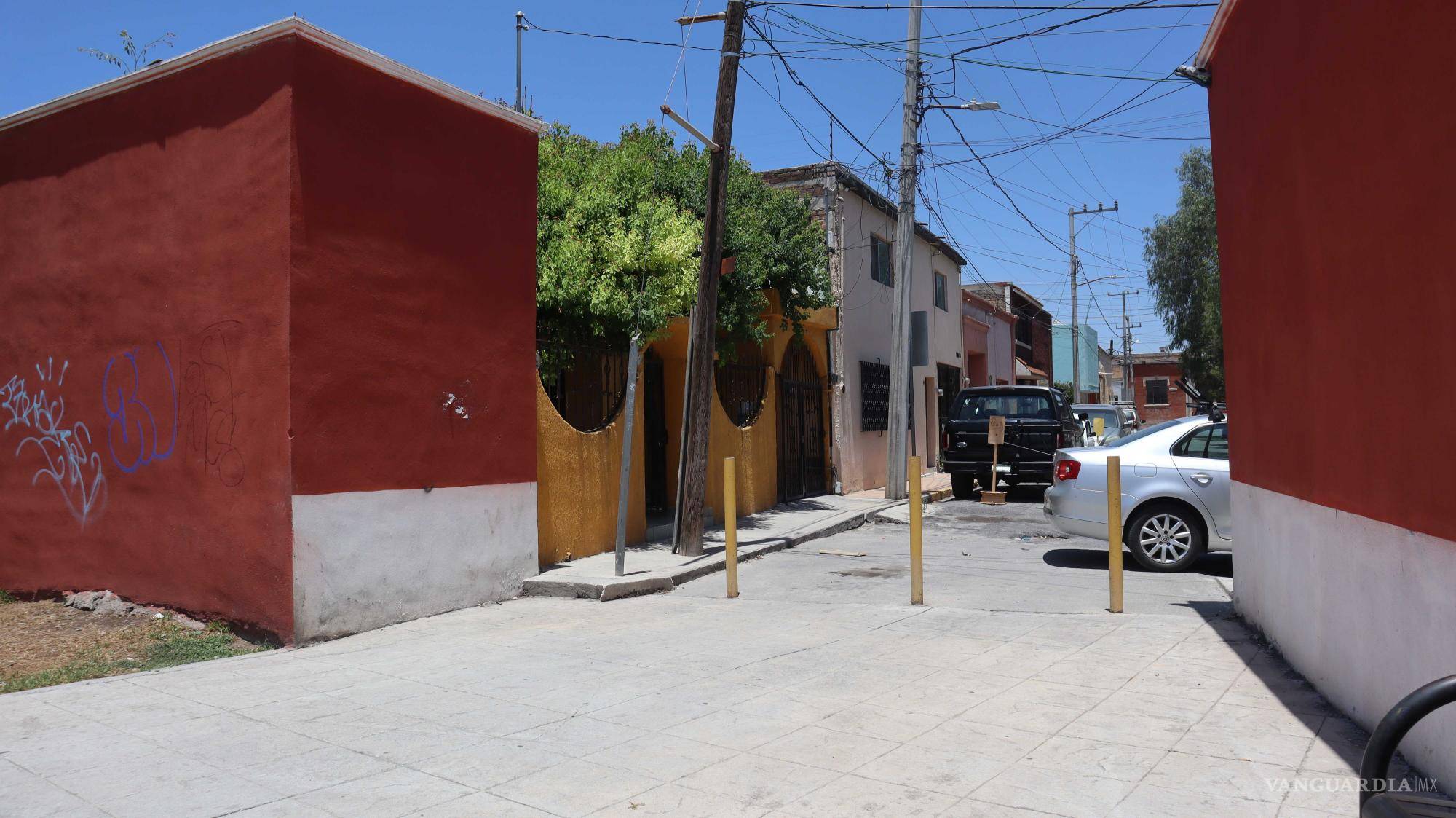 $!Grafitis en una esquina de la Plaza Juárez.