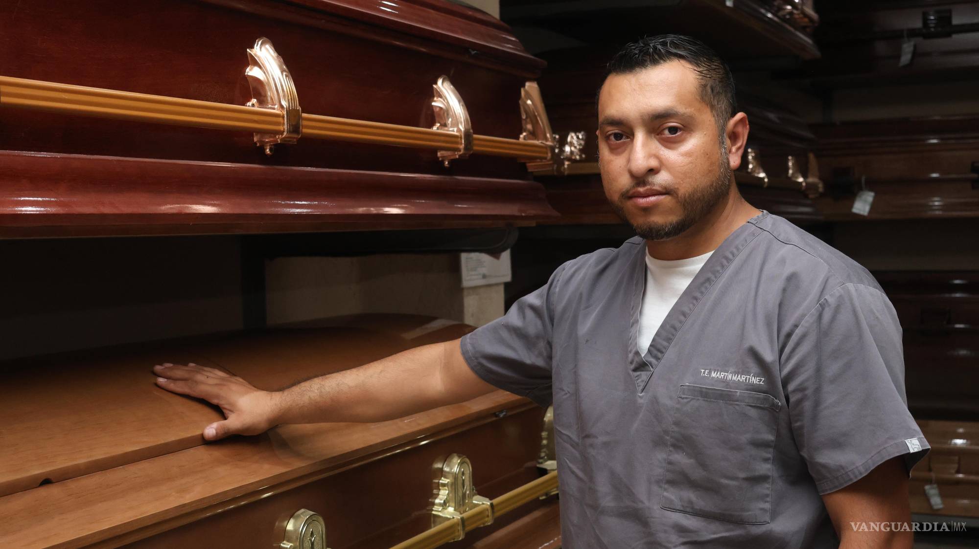 $!Martín Martínez, embalsamador en Saltillo, comenzó como chofer de carroza y hoy lleva siete años preparando cuerpos en Funerarias Martínez. “A veces toca reconstruirlos para que la familia pueda despedirse de frente”, cuenta.