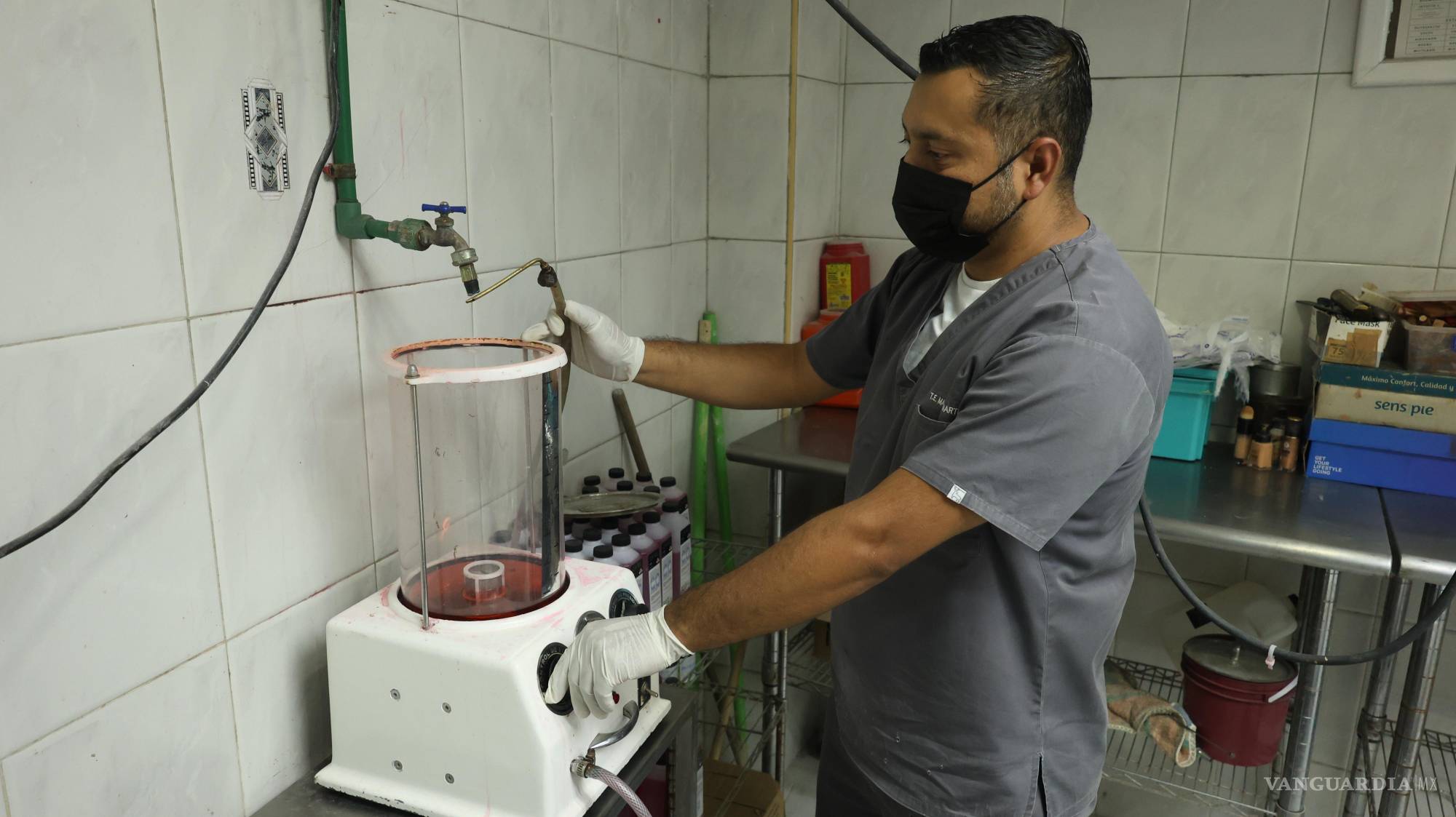 $!Martín opera el equipo con el que inyecta líquidos en las arterias para devolverle tono a la piel. Durante la pandemia llegó a embalsamar hasta 55 cuerpos en una quincena.