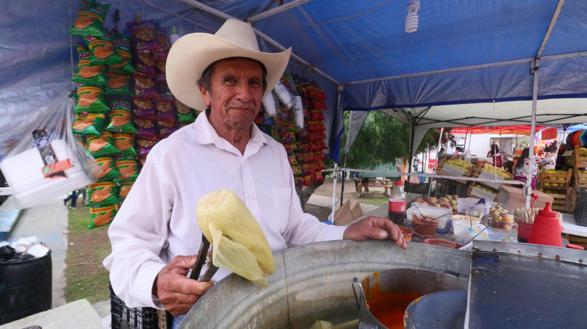 $!Comerciantes locales montaron sus puestos desde temprano, listos para inaugurar la feria.