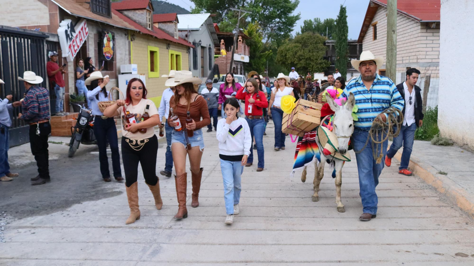 $!El burrito adornado con flores encabezó el desfile al ritmo de la tambora en la plaza.