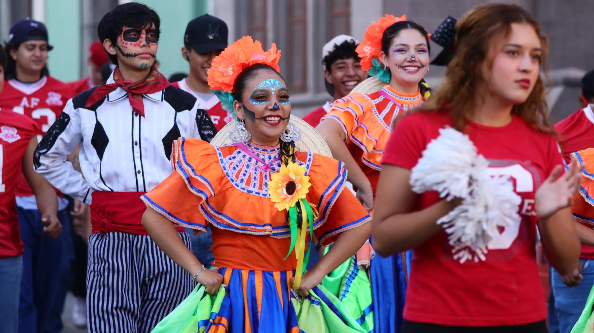 $!Estudiantes del Ateneo Fuente muestran su talento en los talleres artísticos, enriqueciendo la celebración con creatividad y color.