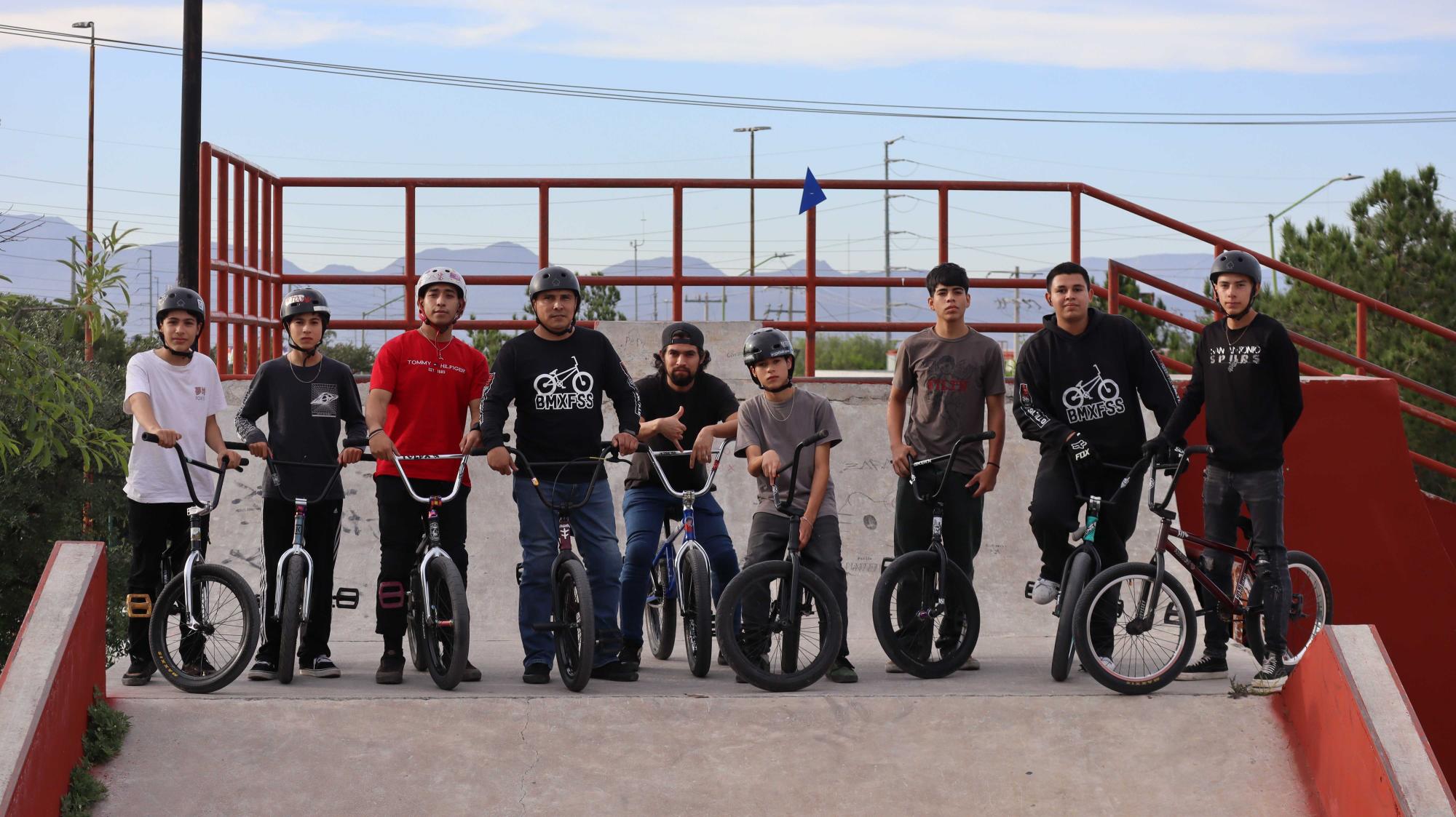 $!Jóvenes patinadores practicando en las rampas del skatepark de Saltillo durante una jornada de entrenamiento previo al festival.