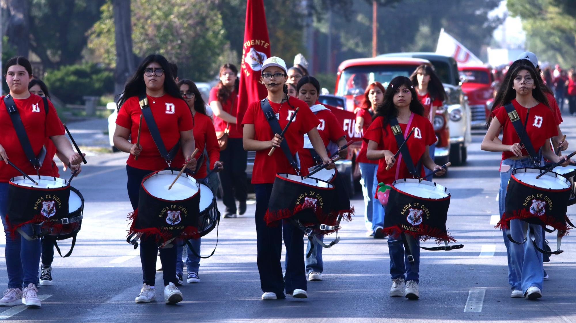 $!La banda de guerra del Ateneo Fuente animó el ambiente del desfile con su música marcial, cautivando a los asistentes en cada paso.