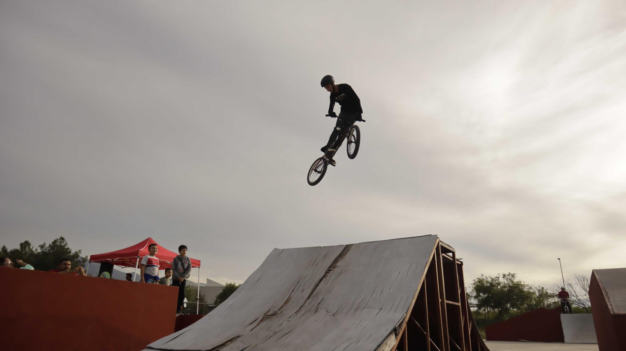 $!El skatepark de Saltillo convertido en el centro del deporte y la cultura urbana.