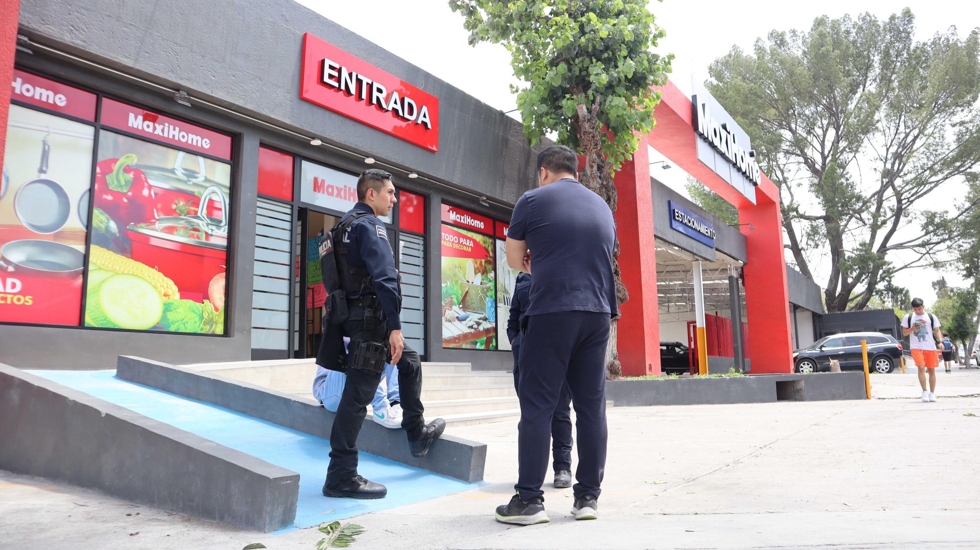 $!Personal de la policía ambiental tomando evidencia del caso en la tienda MaxiHome.