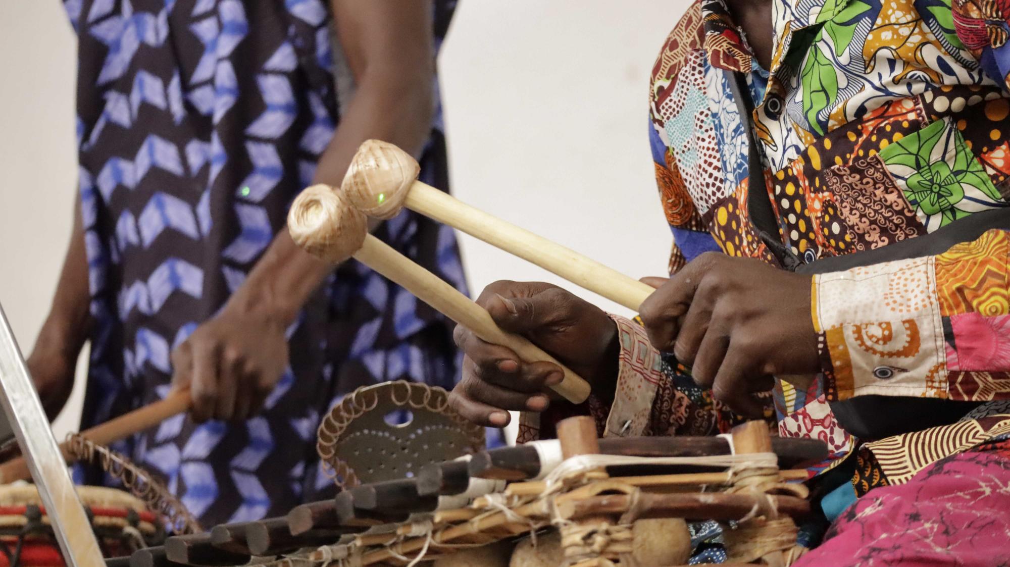 $!Los instrumentos tradicionales brillaron en una ejecución “caprichosa”.