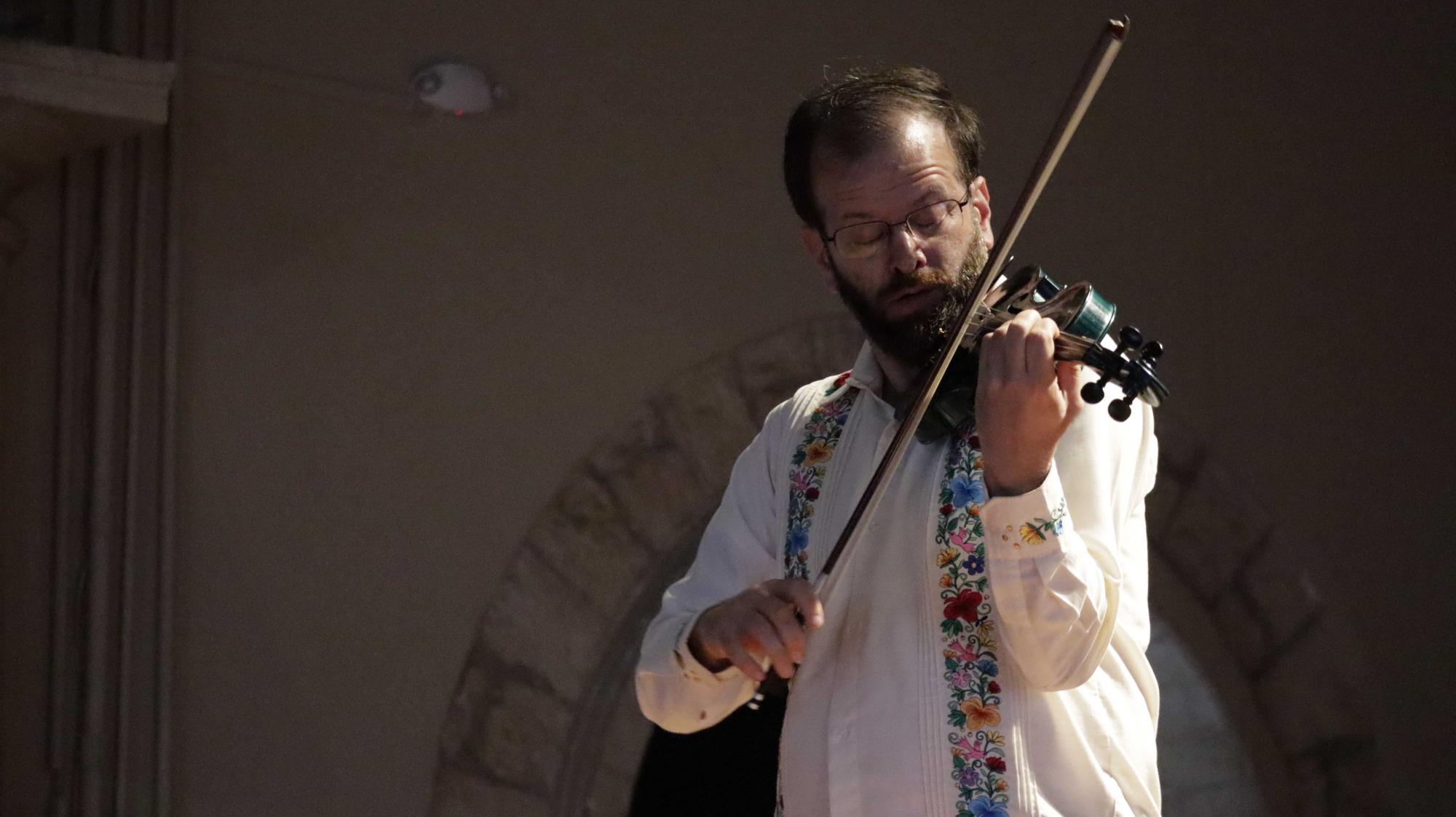 $!Pinturas hecha música y un homenaje a México lleva el violinista William Harvey al Museo de las Aves