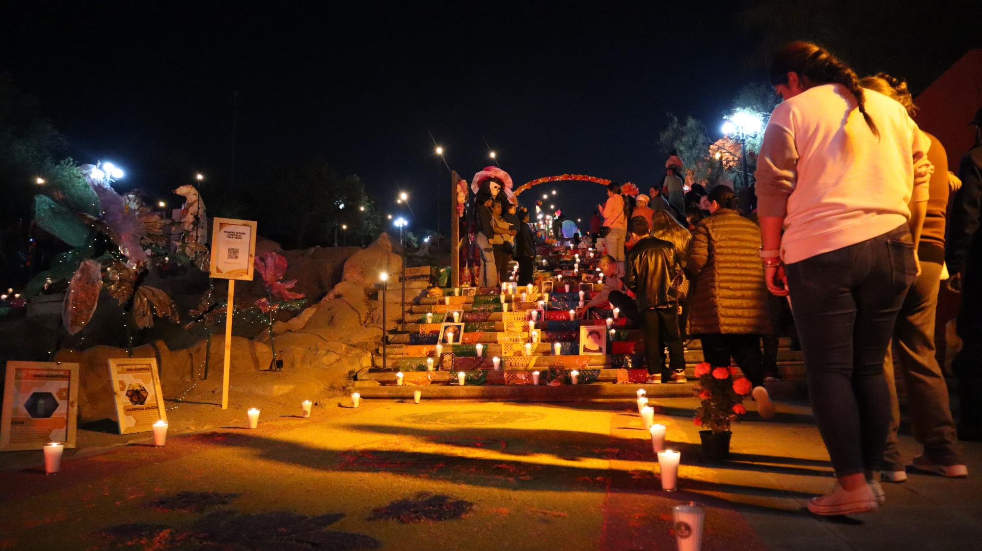 $!Familias se unieron en Las Maravillas para admirar la creatividad de los asistentes y su amor por el Día de Muertos.