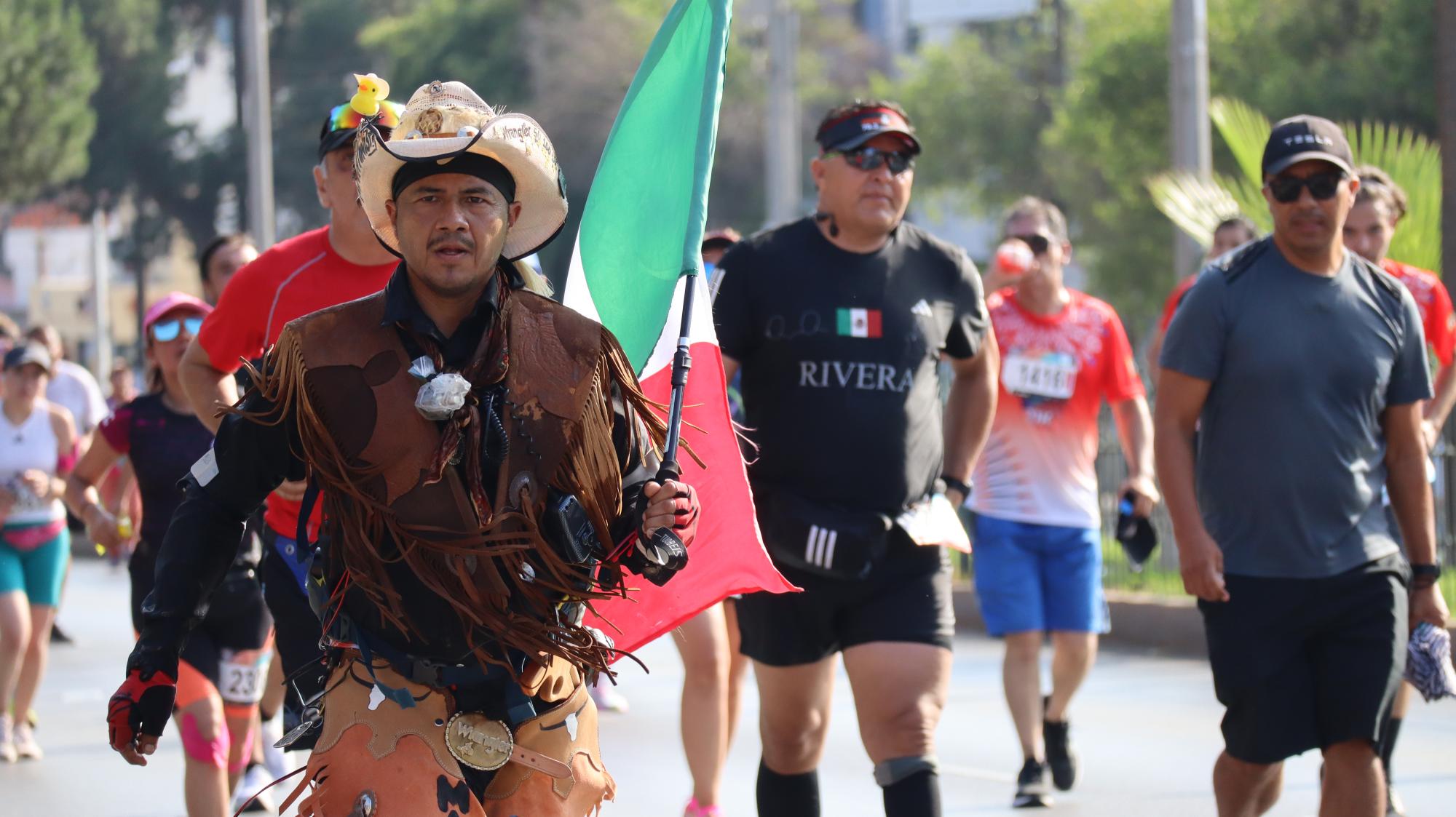 $!Hombre disfrazado de vaquero y ondeando la bandera de México.