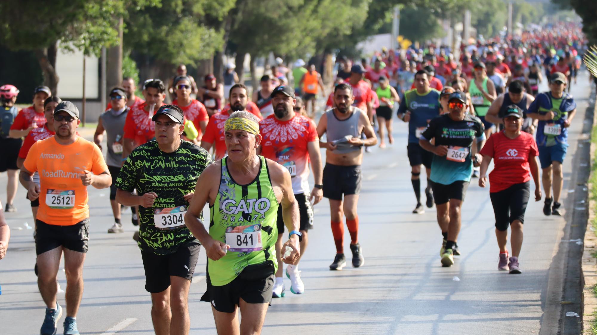 $!Los casi 6 mil corredores iniciaron a máxima velocidad en búsqueda de cumplir con sus objetivos.