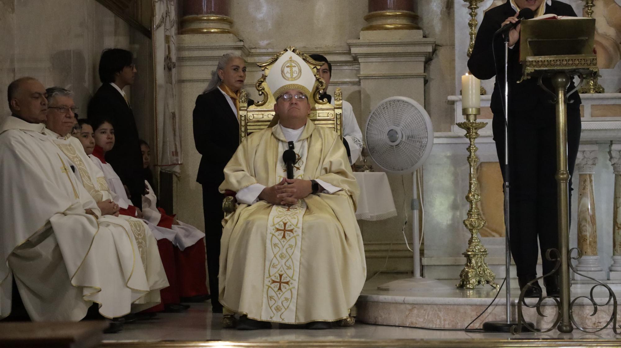 $!El obispo Hilario González durante la misa de inicio del novenario del Santo Cristo de la Capilla, Saltillo.