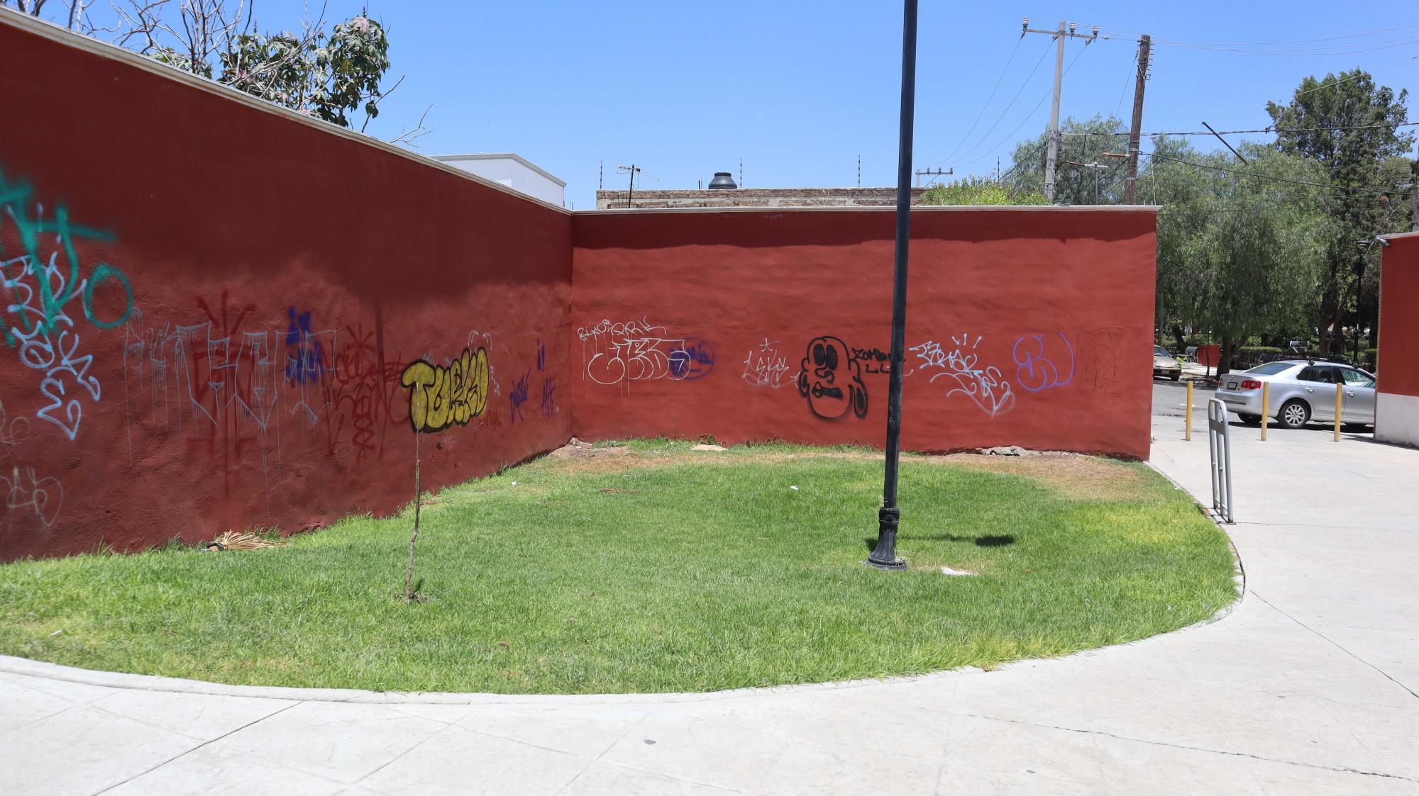 $!Vista de la Plaza Juárez tras ser pintada recientemente, pero ya con nuevos grafitis.