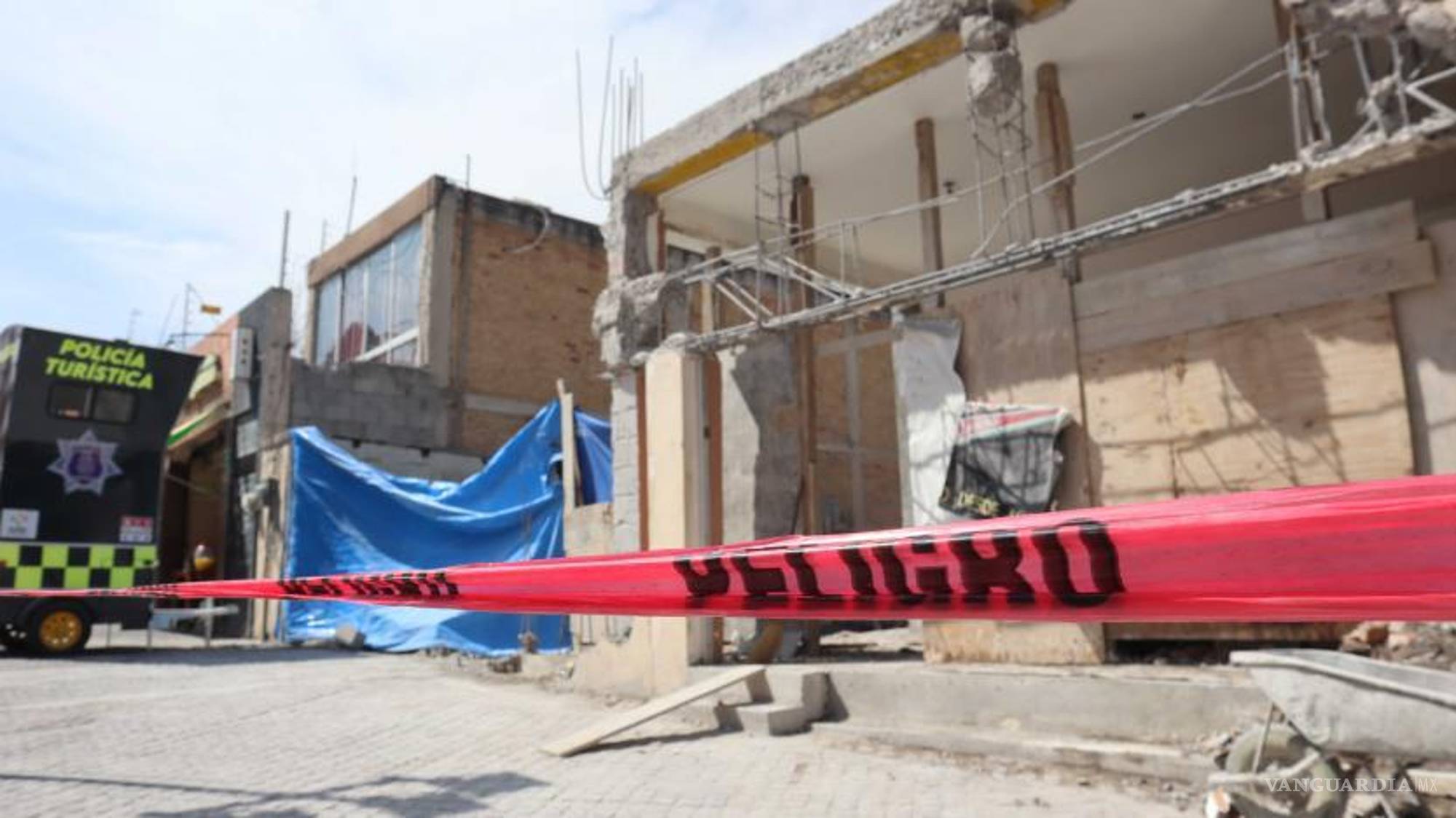 $!Una cinta roja de precaución impide el paso hacia el lugar de las obras en la calle Padre Flores.