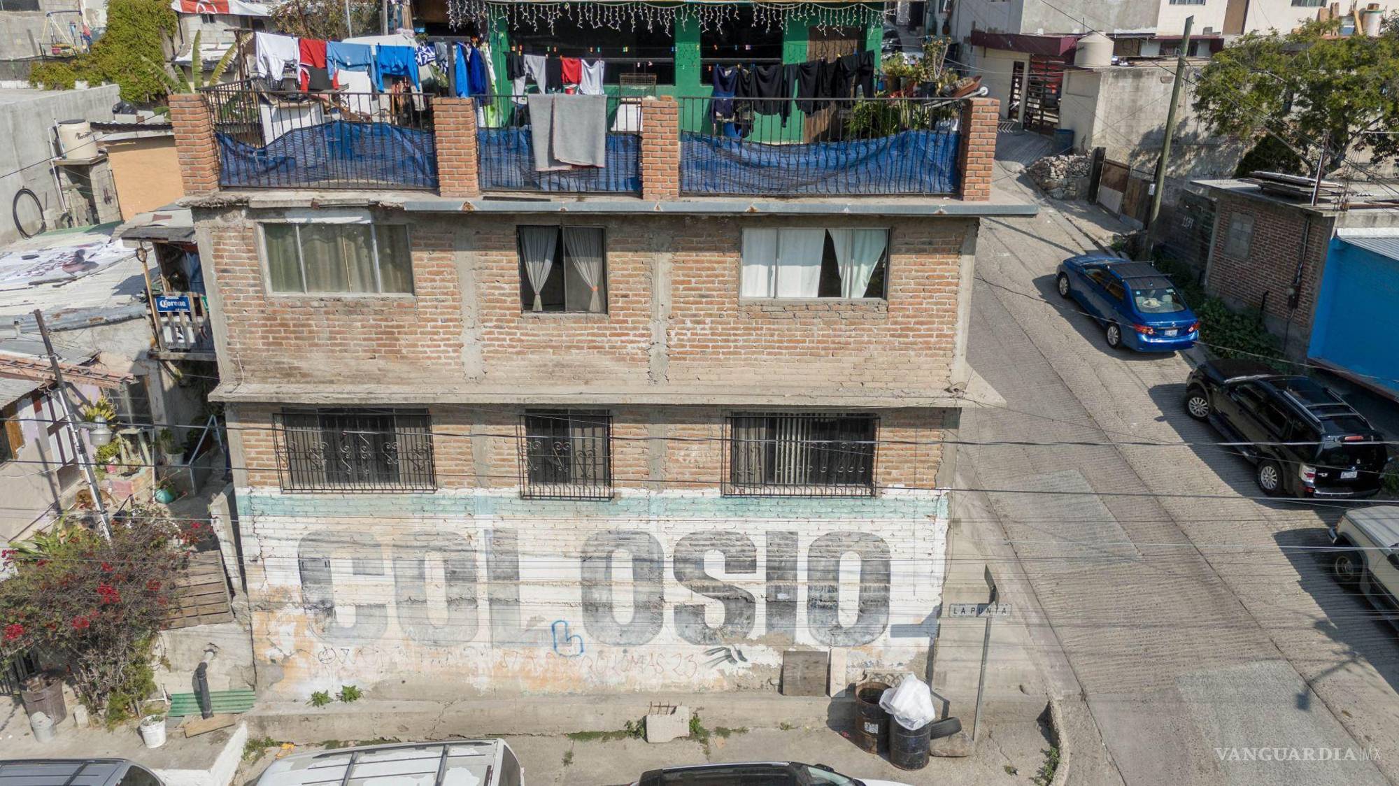 $!TIJUANA BAJA CALIFORNIA, 23MARZO2024.- A 30 años de haberse registrado el asesinato de Luis Donaldo Colosio, este sábado 23 de marzo se reunieron en la plaza para conmemorar su muerte. Militancia del PAN, del PRD, y del Partido Revolucionario Institucional realizaron una guardia de honor en la que colocaron una ofrenda de flores en el monumento en honor a Colosio. FOTO: OMAR MARTÍNEZ/CUARTOSCURO.COM