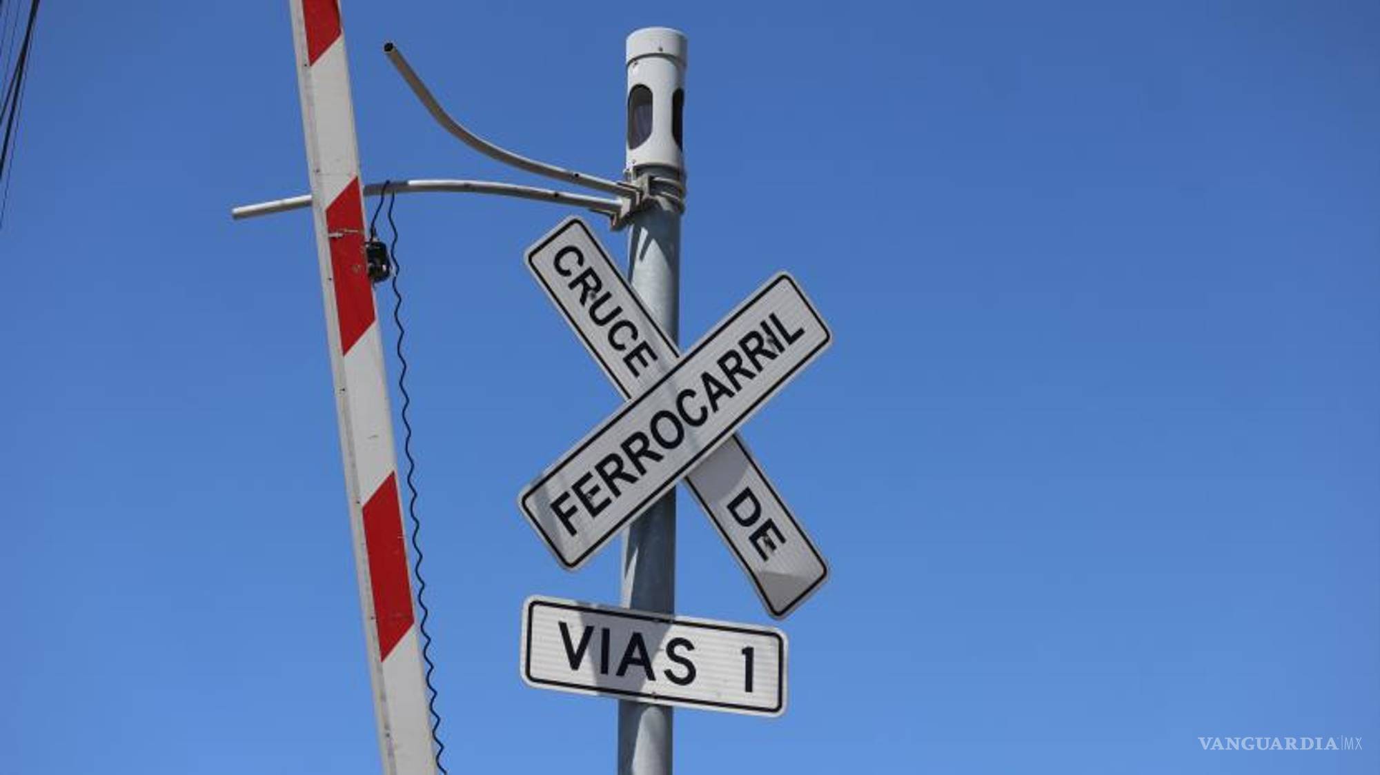 $!En puntos como Lerdo de Tejada, la pluma no baja al paso del tren, lo que representa un riesgo para el tránsito vehicular.