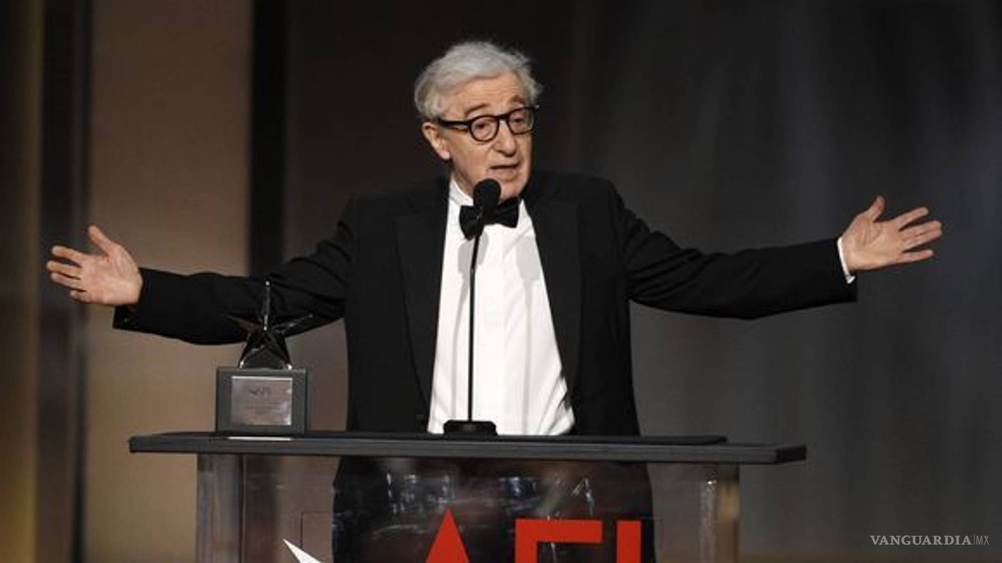 $!Diane Keaton fue sorprendida por Woody Allen durante homenaje