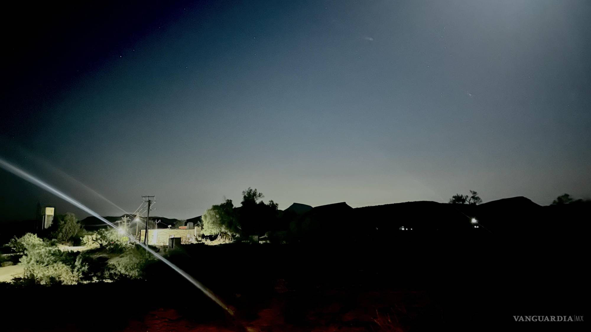 $!La oscuridad cerró la primera jornada; las luces atravesaron el rancho antes del regreso de los detectores a la mañana siguiente.
