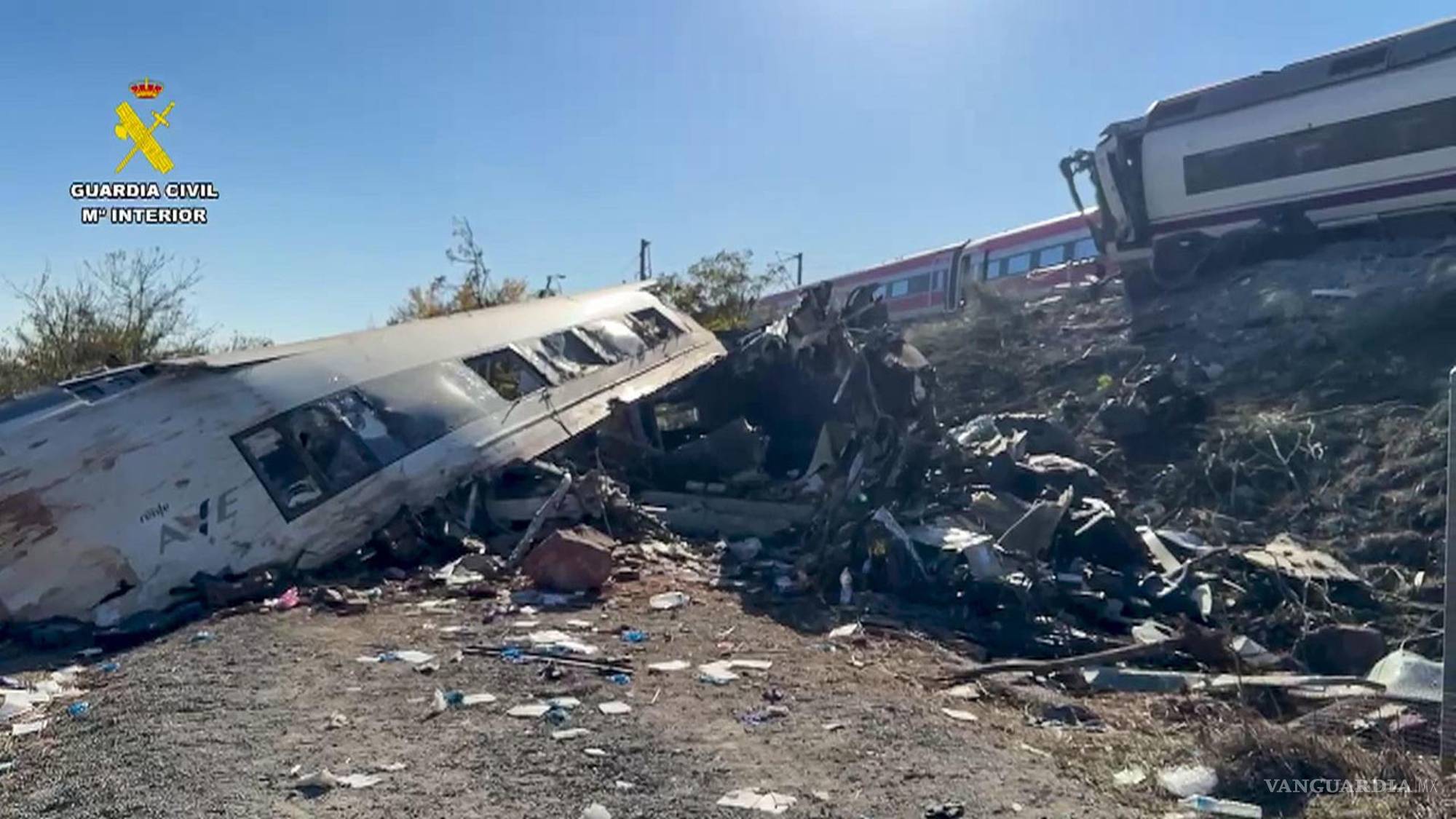 $!Los servicios de emergencia continúan este jueves con los trabajos de rescate de los dos trenes accidentados de Urda, Toledo.
