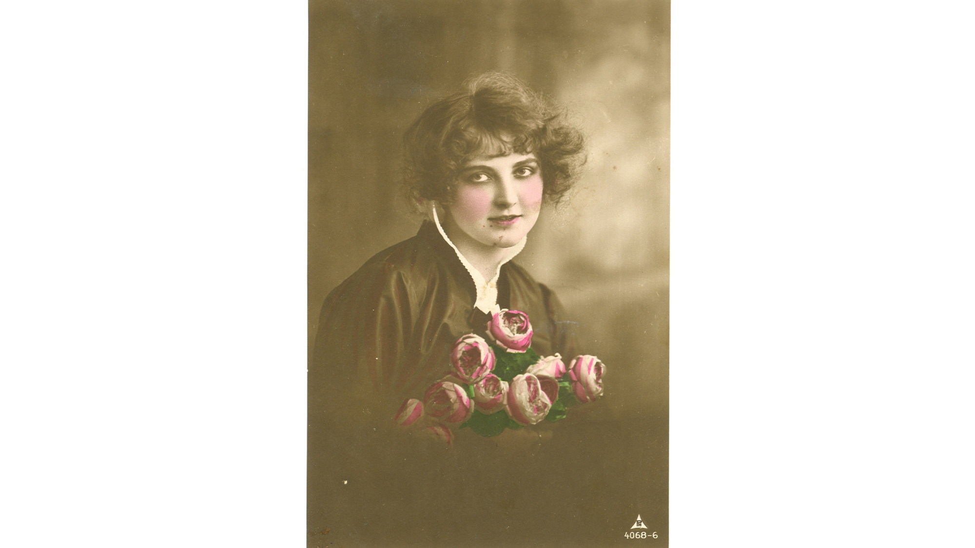 $!Una mujer mira al frente. Vestido negro. Blusón blanco. Cabello corto y salvaje. Mejillas sonrojadas. La parte menos nítida en el inferior no deja ver si en verdad sostiene un ramo de nueve rosas o si estas fueron añadidas posteriormente. El mensaje es breve: “No te olvido, nena”. Quien firma es Manuel, y por la letra y los elementos previos, sabemos que es el mismo emisor que en las postales previas. ¿Cuándo le escribió a su amada? El 15 de octubre de 1921.