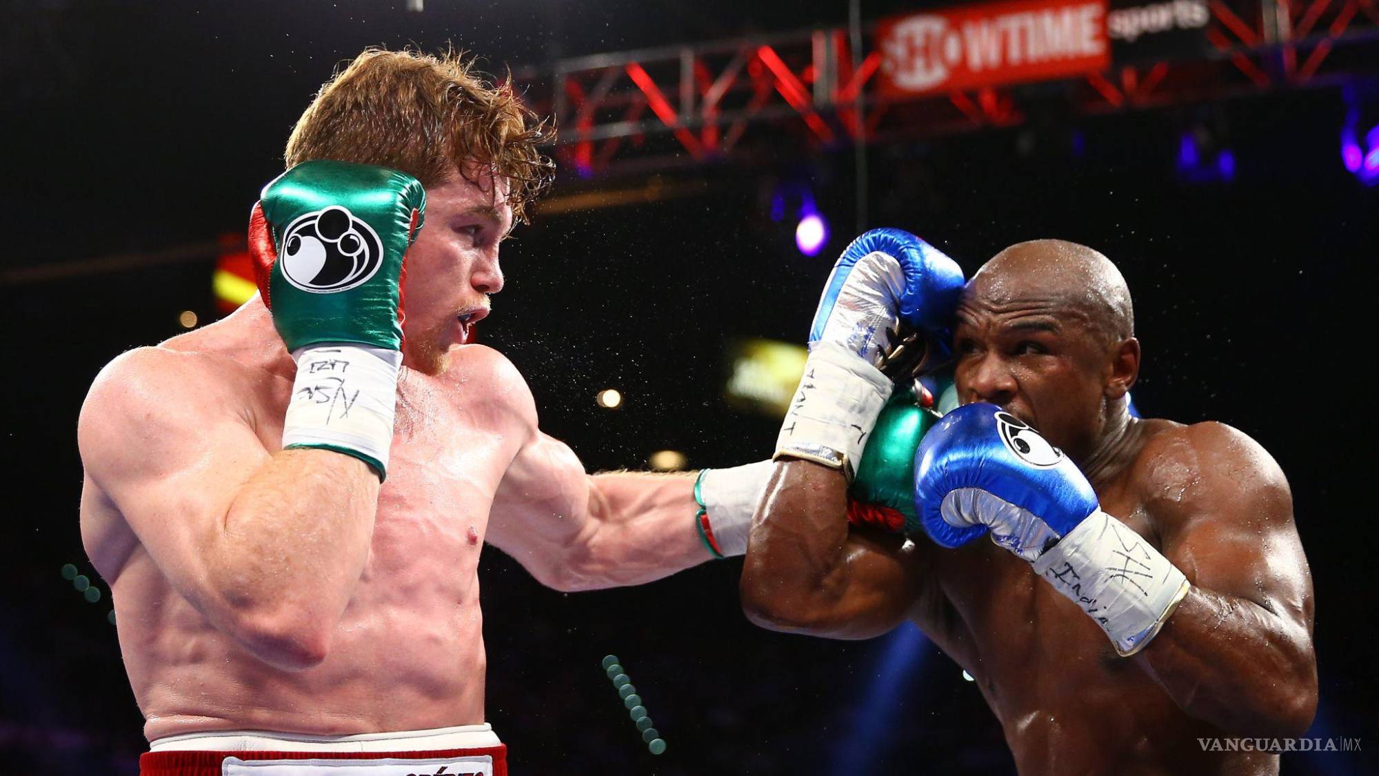 $!Ante el legendario Floyd Mayweather Jr., Canelo sufrió una derrota que lo impulsó a reinventarse como boxeador.