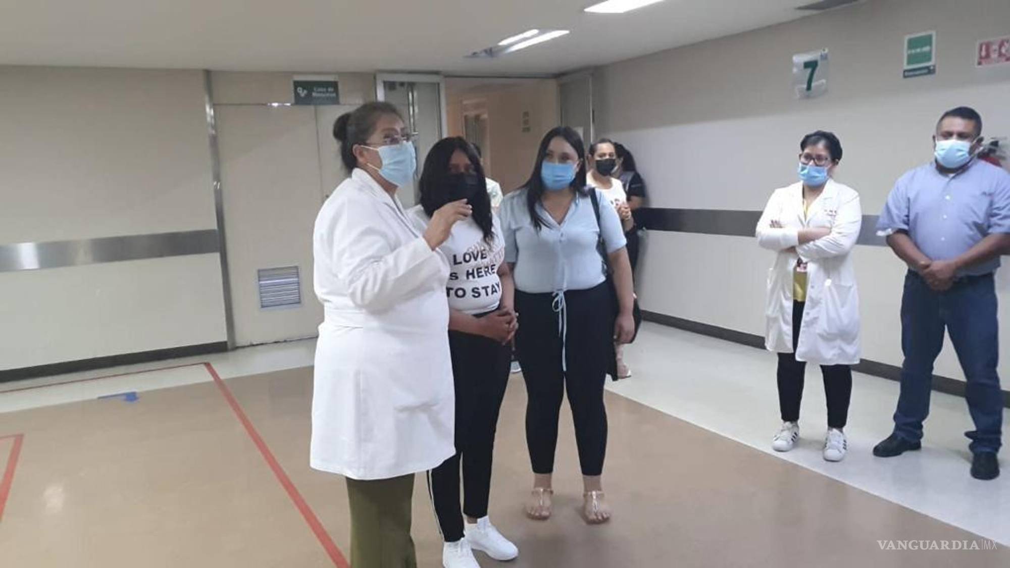 $!El personal médico mostró su alegría por la salud de Michelle, quien ahora podrá llevar una vida normal.