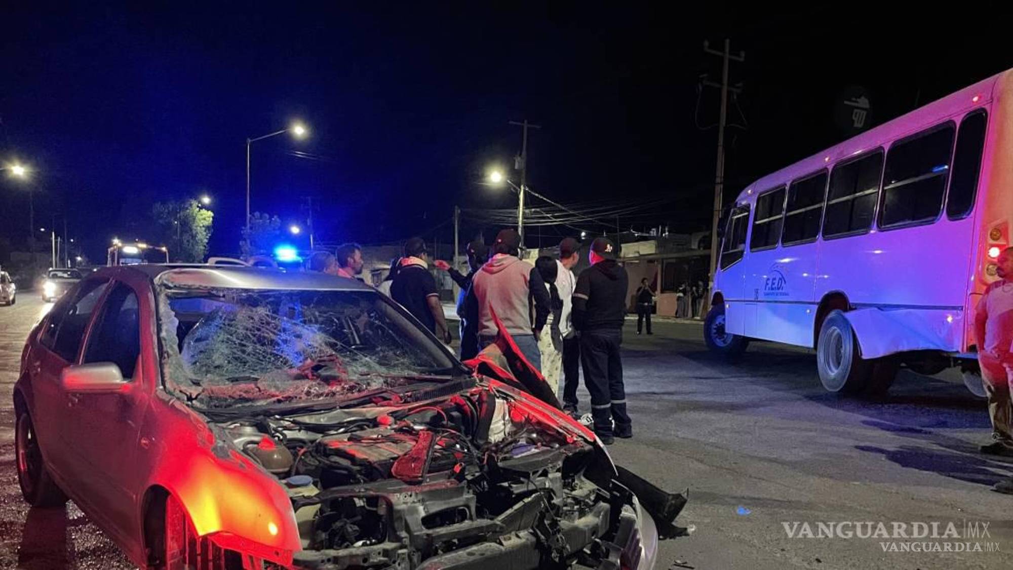 $!Debido al exceso de velocidad que llevaban, la madre y la bebé salieron disparadas contra el parabrisas.