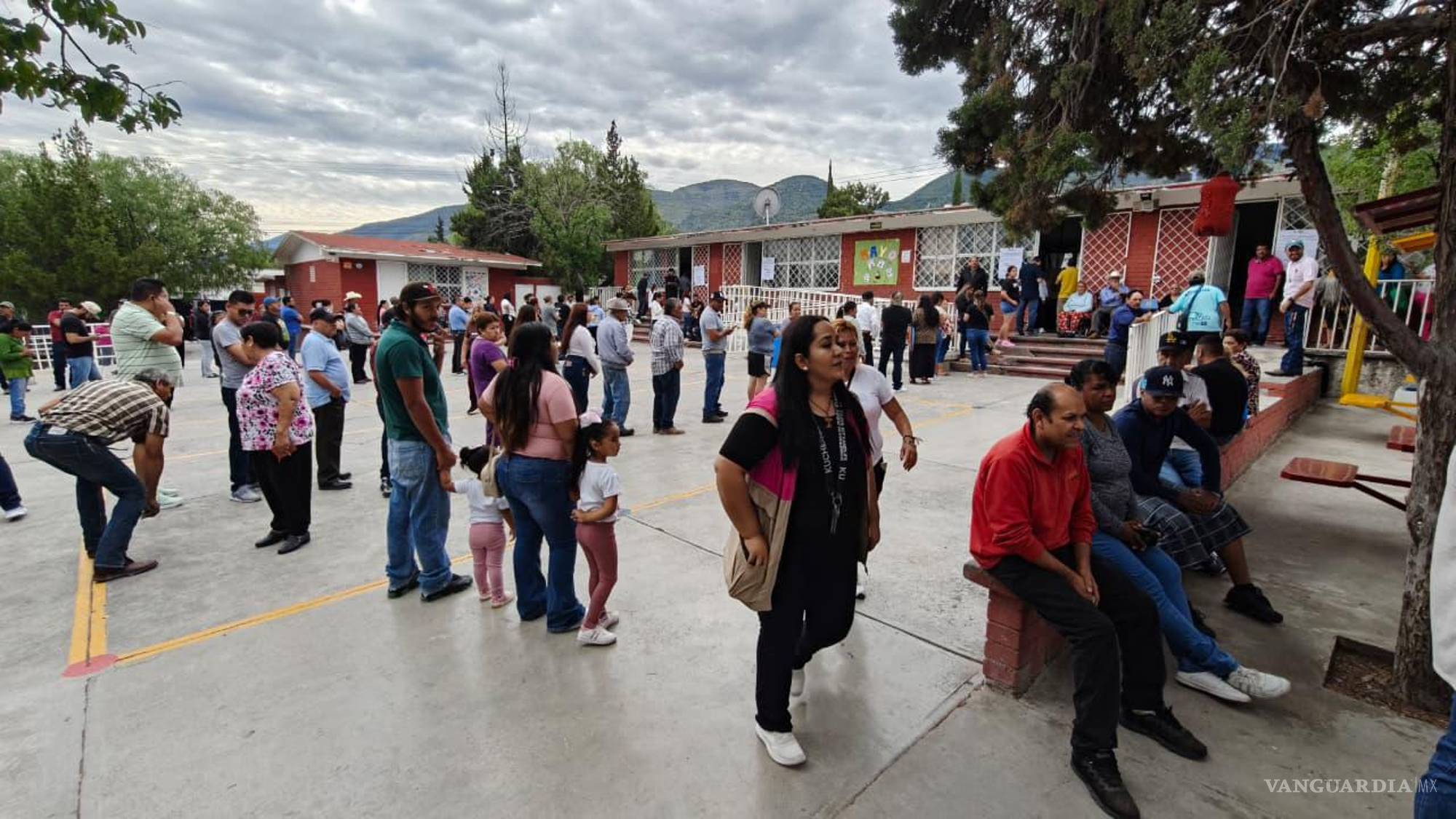 $!La falta de funcionarios provocó retrasos en la apertura de tres módulos electorales, donde decenas de votantes esperaban desde temprana hora.