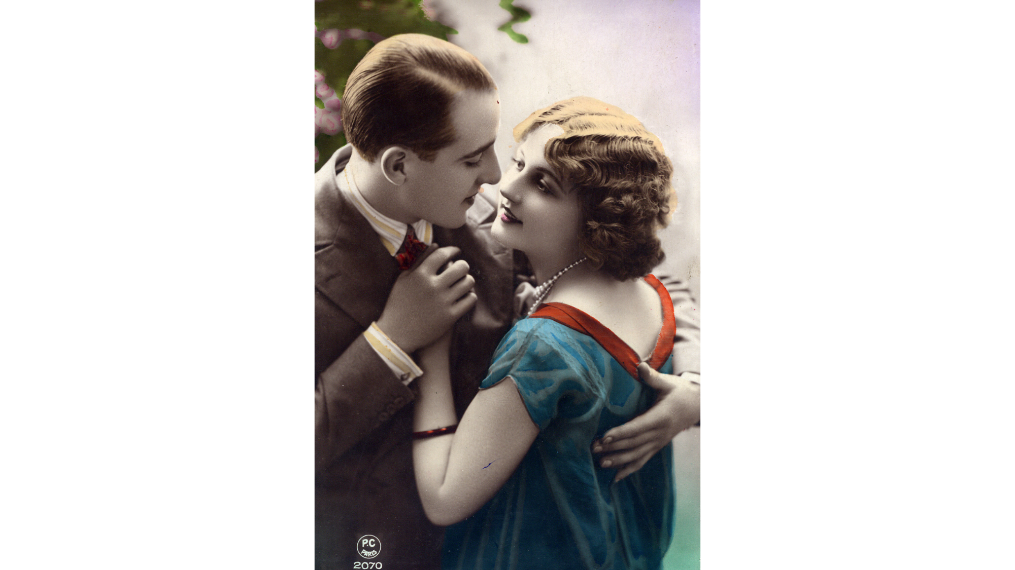 $!Esta imagen forma parte del acervo del Archivo Municipal de Saltillo. Sin embargo, como ocurre con algunas piezas antiguas, no se cuenta con mayor información formal. Lo que sí podemos hacer es analizar a detalle la postal y deducir algunos aspectos con base en la experiencia de nuestro coordinador de fotografía. Todo indica que el respaldo se hizo en placa de vidrio. Por el contexto de la vestimenta se advierte que la época en que fue tomada ronda 1920, y por la ropa y los accesorios se aprecian referencias europeas. La toma de la foto implicó una dirección complicada, por lo que el artista debió contar con gran experiencia. Por lo costoso que era sacar retratos entonces, puede que se trate de la única pieza o una de pocas captadas en esa sesión. Los colores que se observa fuero añadidos con pincel de forma artesanal. La pose de la pareja pudo ser innovadora en su momento, ya que incluso hoy podemos apreciar posturas similares en retratos actuales.