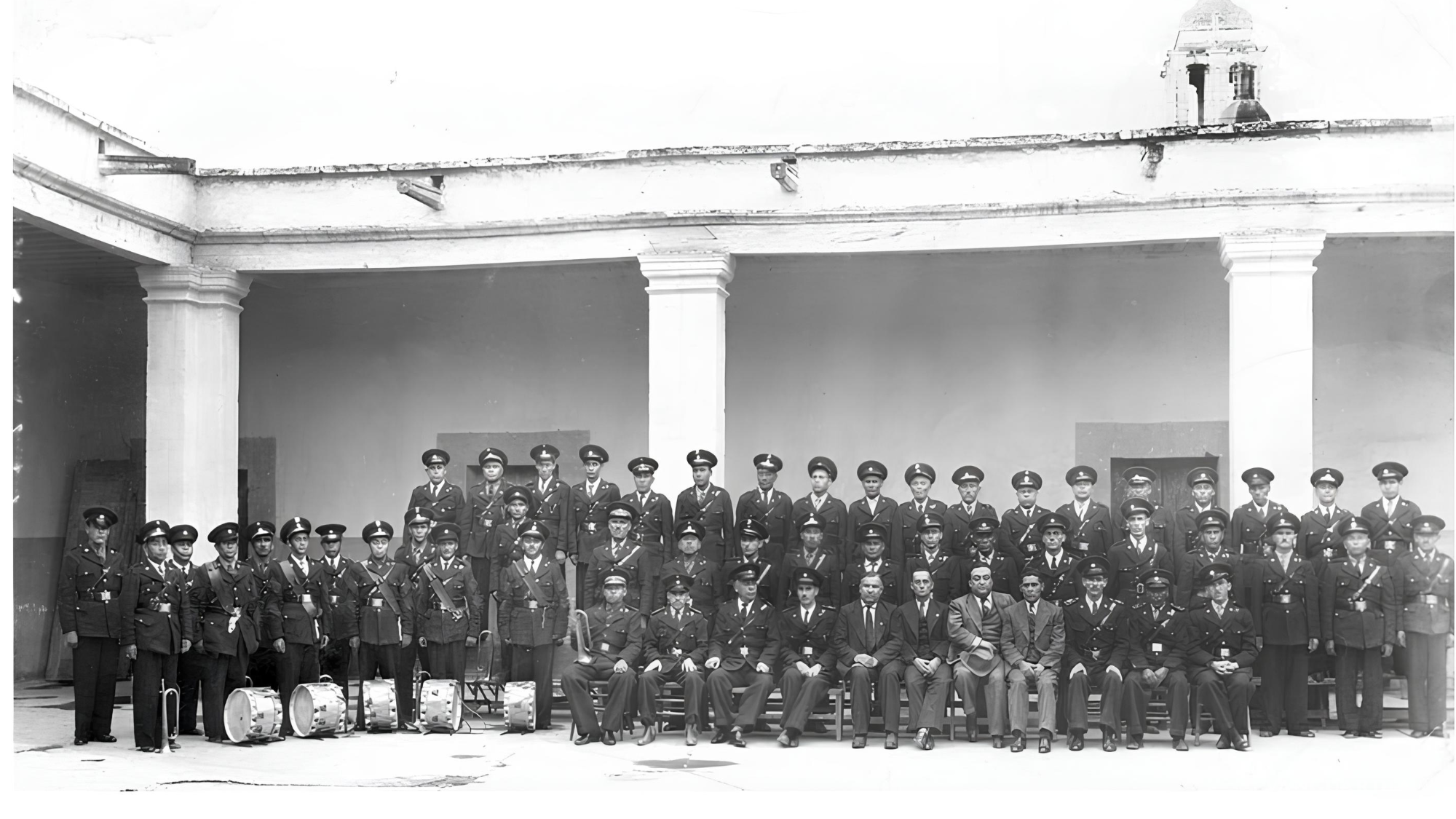 $!El patio del Vito, en sus años como cárcel y comandancia, albergó cuerpos uniformados y órdenes rígidas. Este retrato policial guarda la huella de una época en que la vigilancia y el encierro formaban parte de la vida cotidiana del edificio.