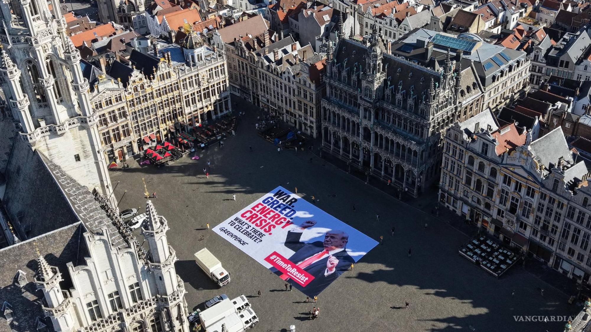 $!Activistas de Greenpeace despliegan una pancarta gigante con el lema “Guerra, codicia, crisis energética, ¿qué hay para celebrar?” en la Grand-Place de Bruselas.