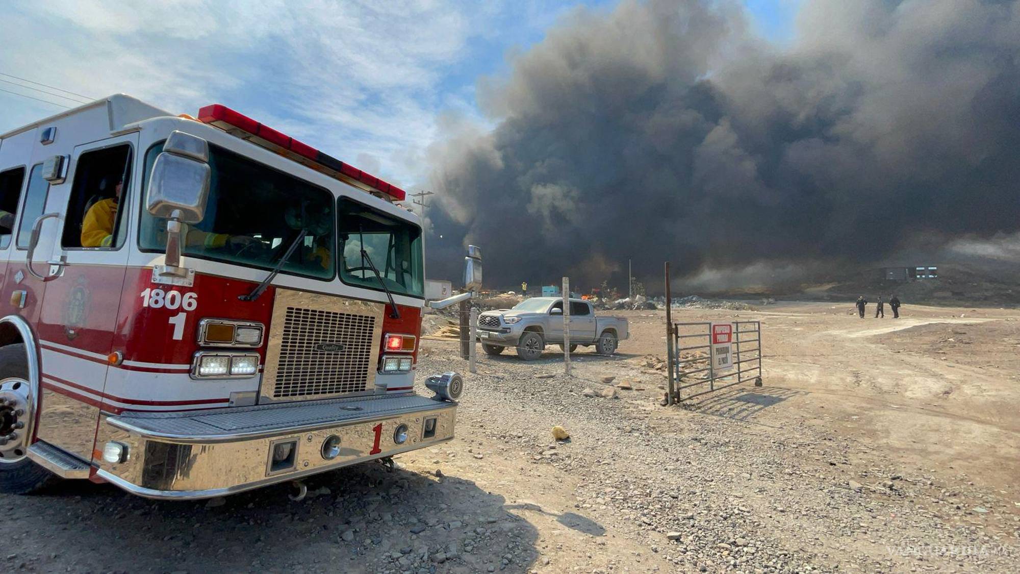 $!En la recicladora colindante al municipio de Ramos Arizpe, el fuego consumió poliuretano y hule; varios animales murieron calcinados.