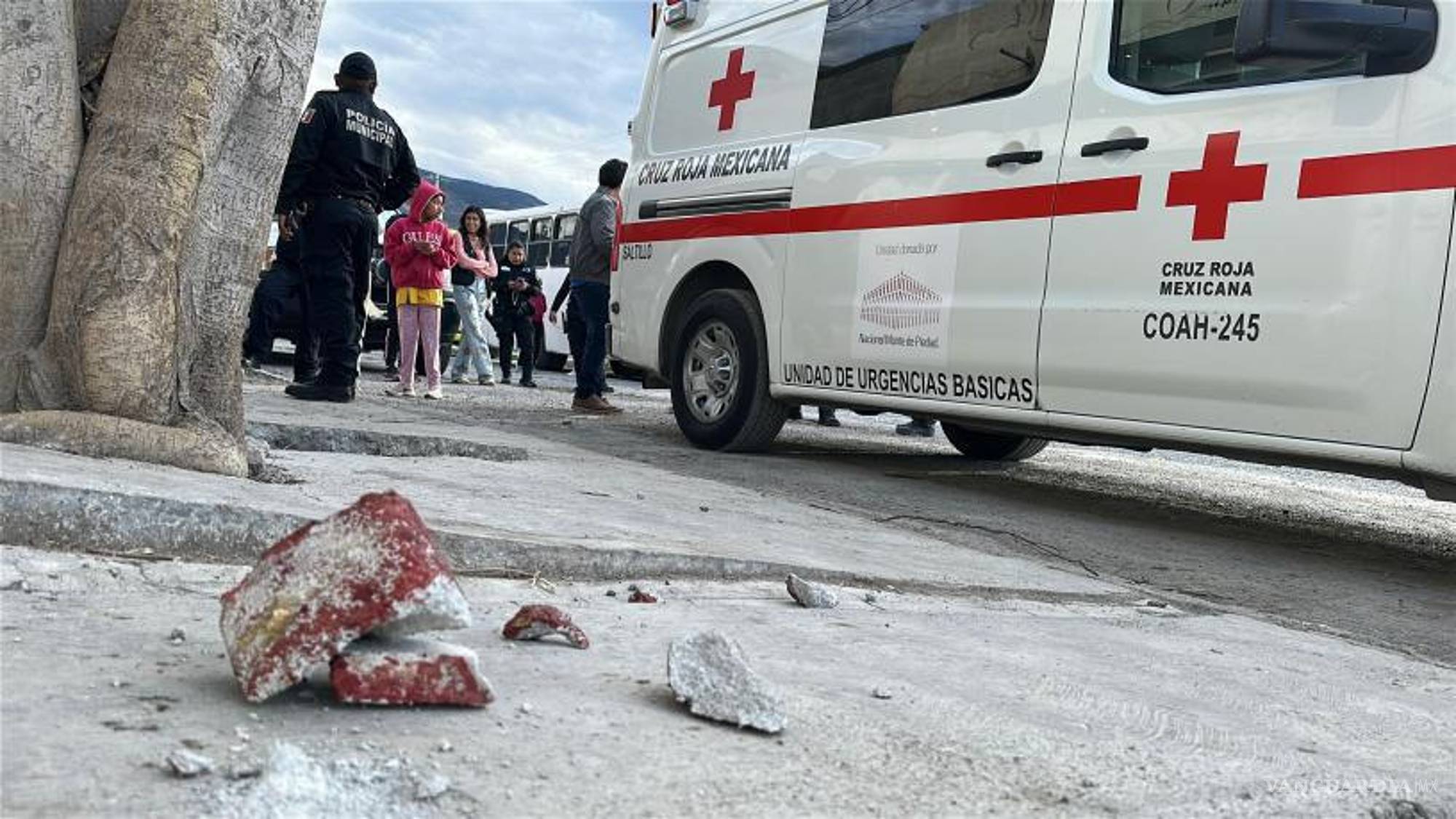 $!Elementos de seguridad y paramédicos intervinieron para asegurar a un hombre que se encontraba armado y en crisis sobre el techo de un negocio.