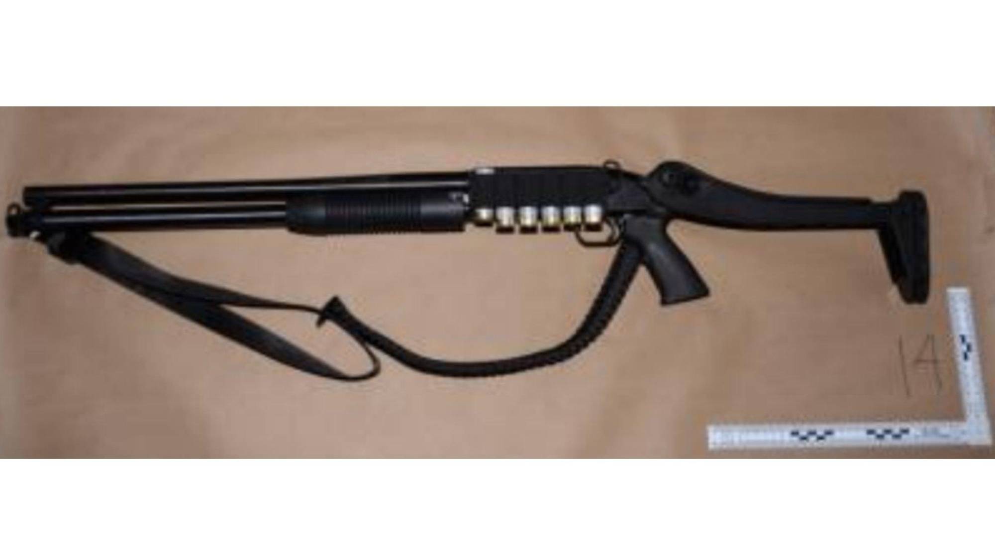 $!Fotografía difundida por el Departamento de Justicia de EU que muestra una escopeta que fue recuperada tras el arresto del asaltante de la gala de corresponsales de la Casa Blanca.