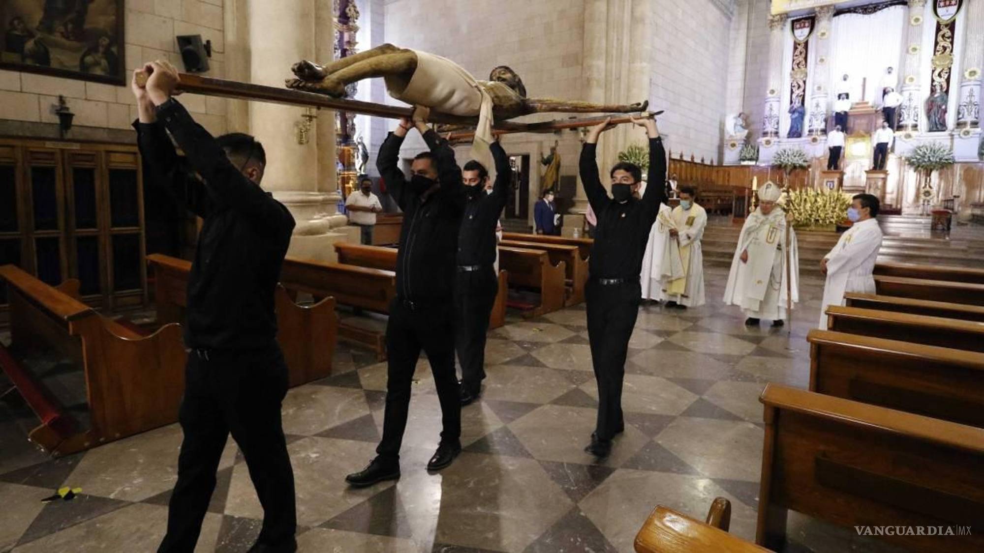 $!La imagen es trasladada por un grupo de personas durante los festejos en su honor.