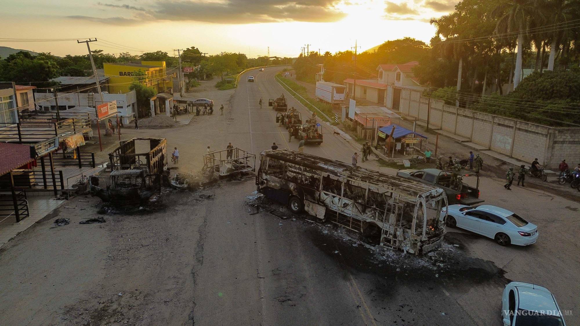 $!La guerra interna entre las facciones de los “Chapitos” y los “Mayos” ha fracturado los antiguos pactos de protección. Los bloqueos y enfrentamientos reflejan una crisis de seguridad que, según expertos, se alimenta de la histórica connivencia entre el crimen organizado y las autoridades locales.