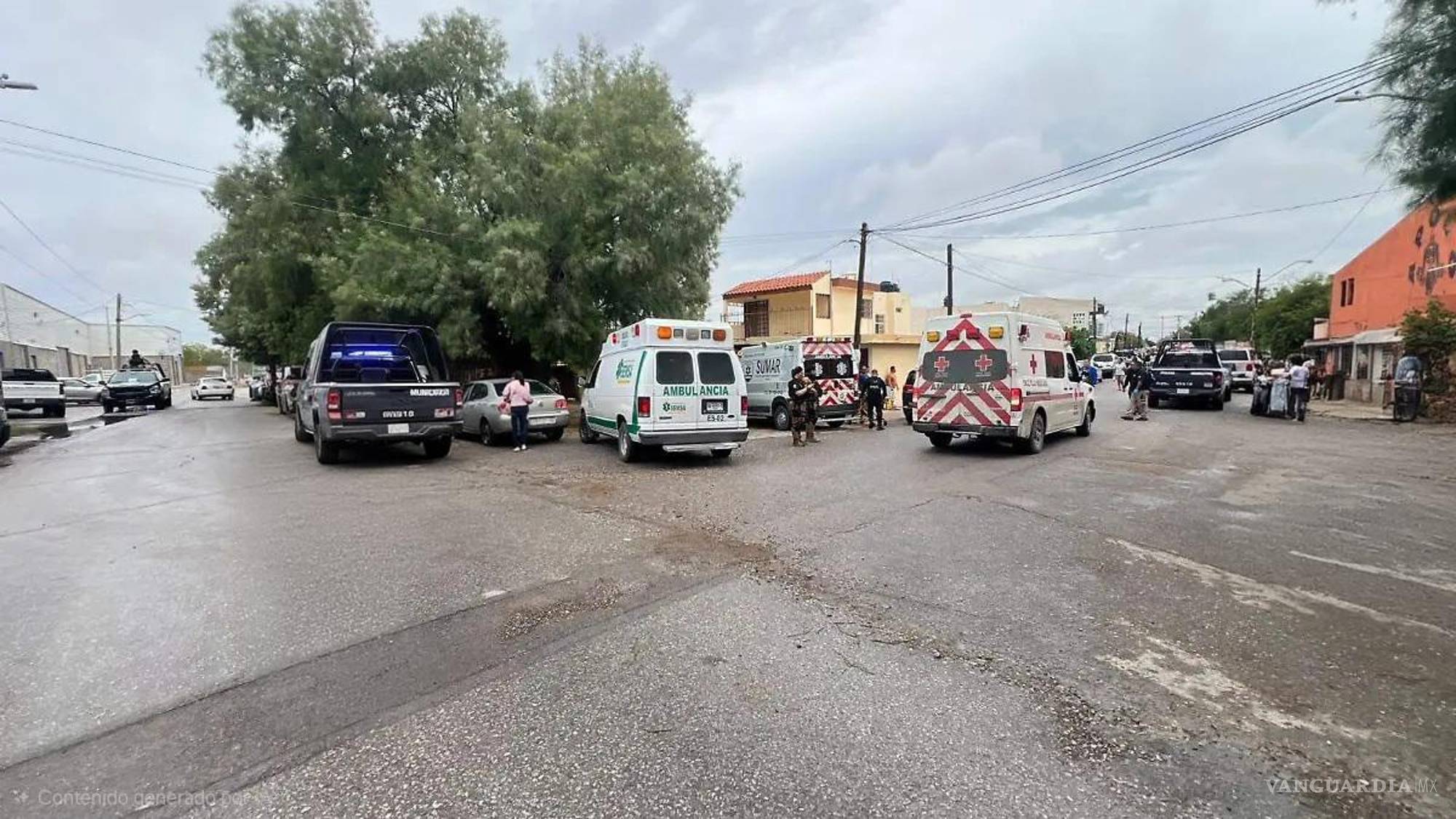 $!Paramédicos de la Cruz Roja acudieron al plantel para atender y trasladar a las personas lesionadas.