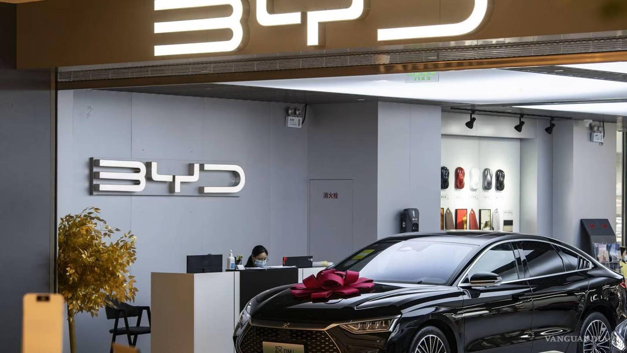 $!BYD firmó una alianza con Liverpool para vender sus automóviles.