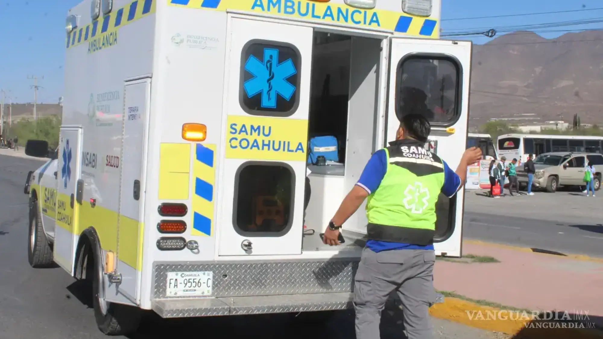 $!El motociclista fue atendido por paramédicos antes de ser trasladado al hospital.